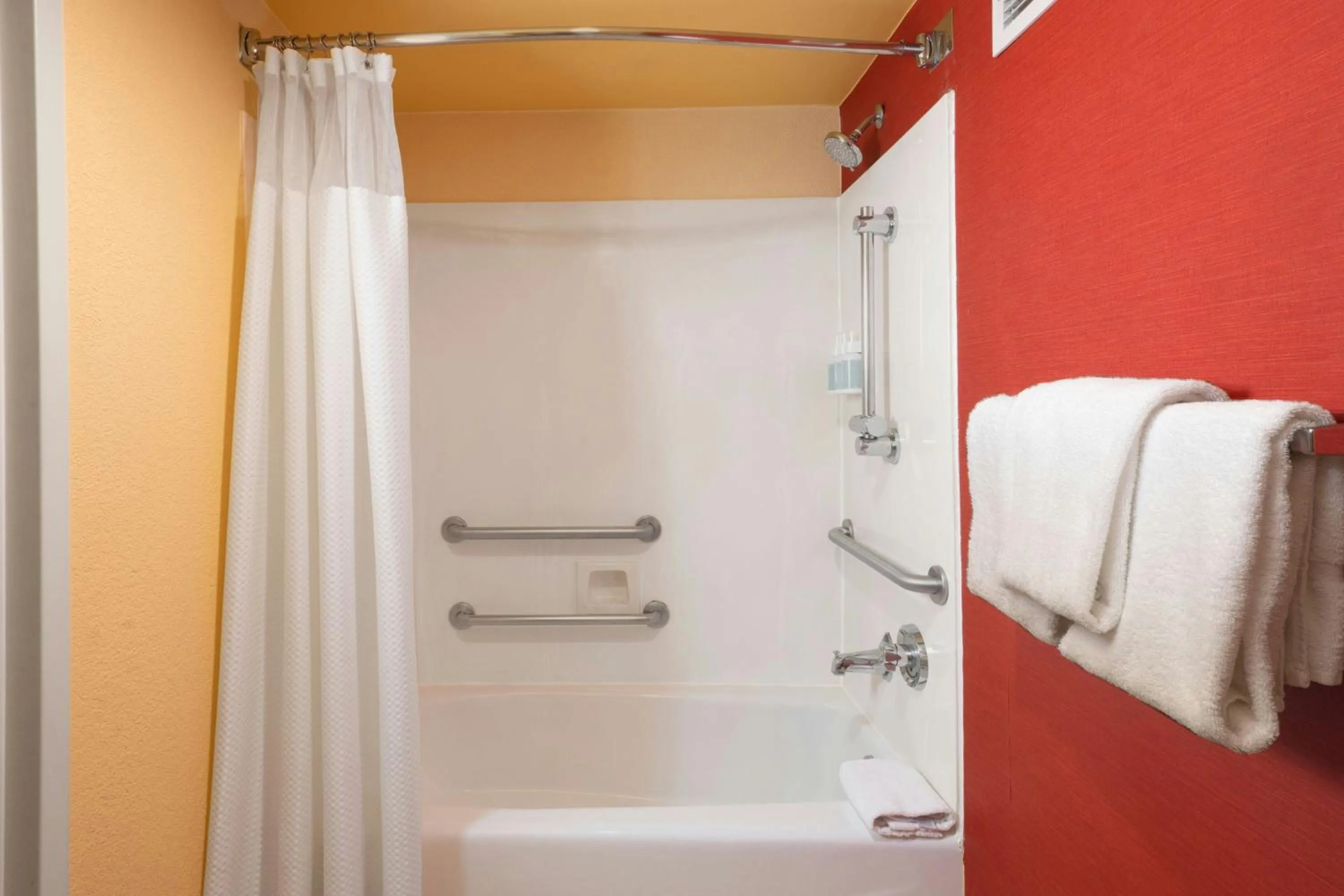 Bathroom in Courtyard by Marriott Chicago Naperville