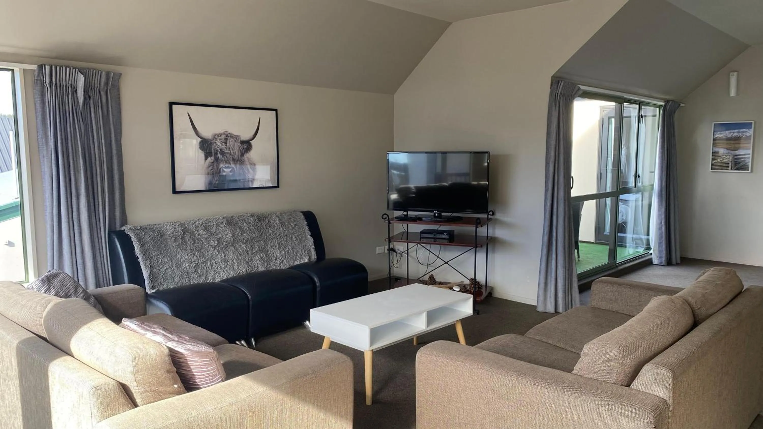 Communal lounge/ TV room in Lake Tekapo Village Motel