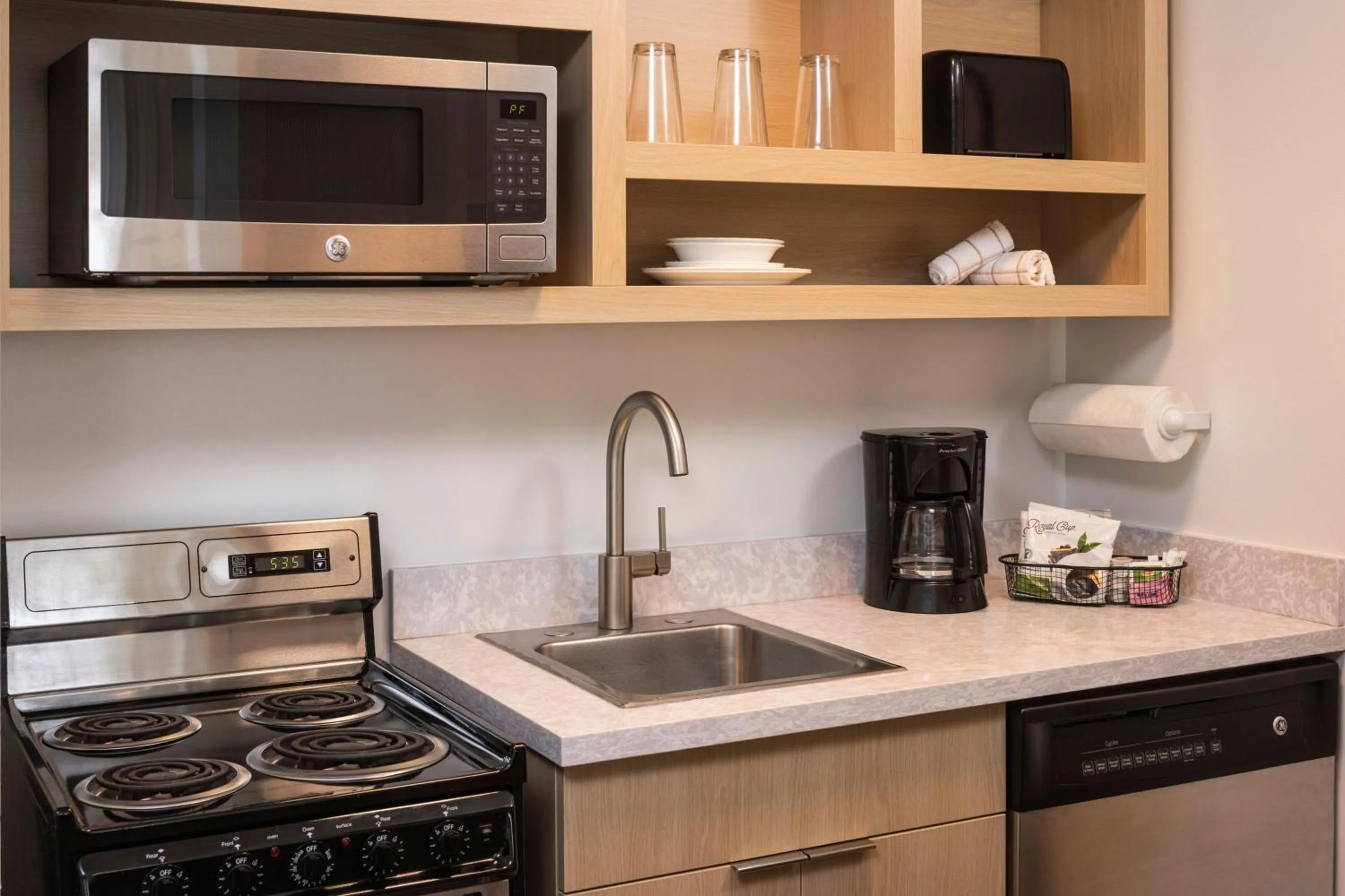 Kitchen or kitchenette in TownePlace Suites Chicago Lombard