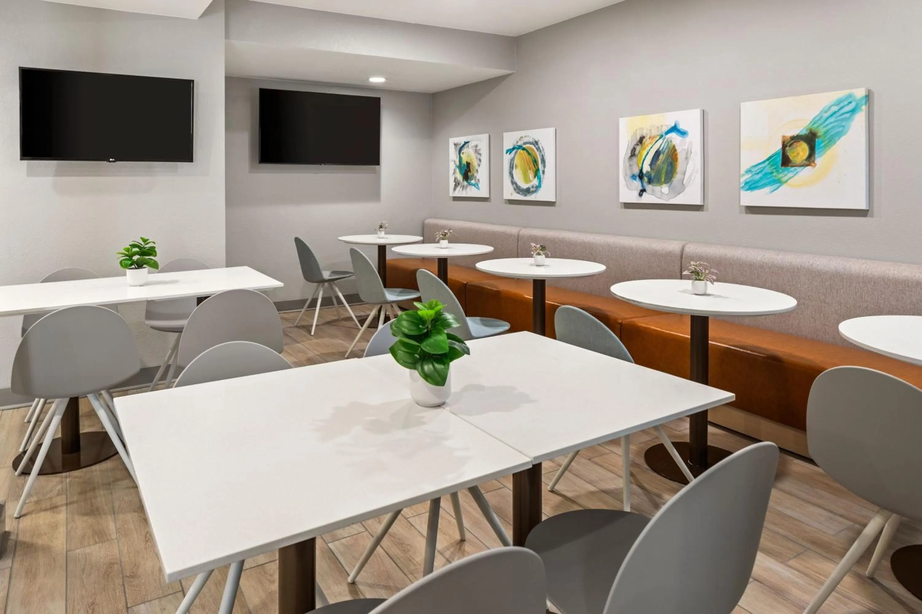 Restaurant/places to eat in TownePlace Suites Chicago Lombard