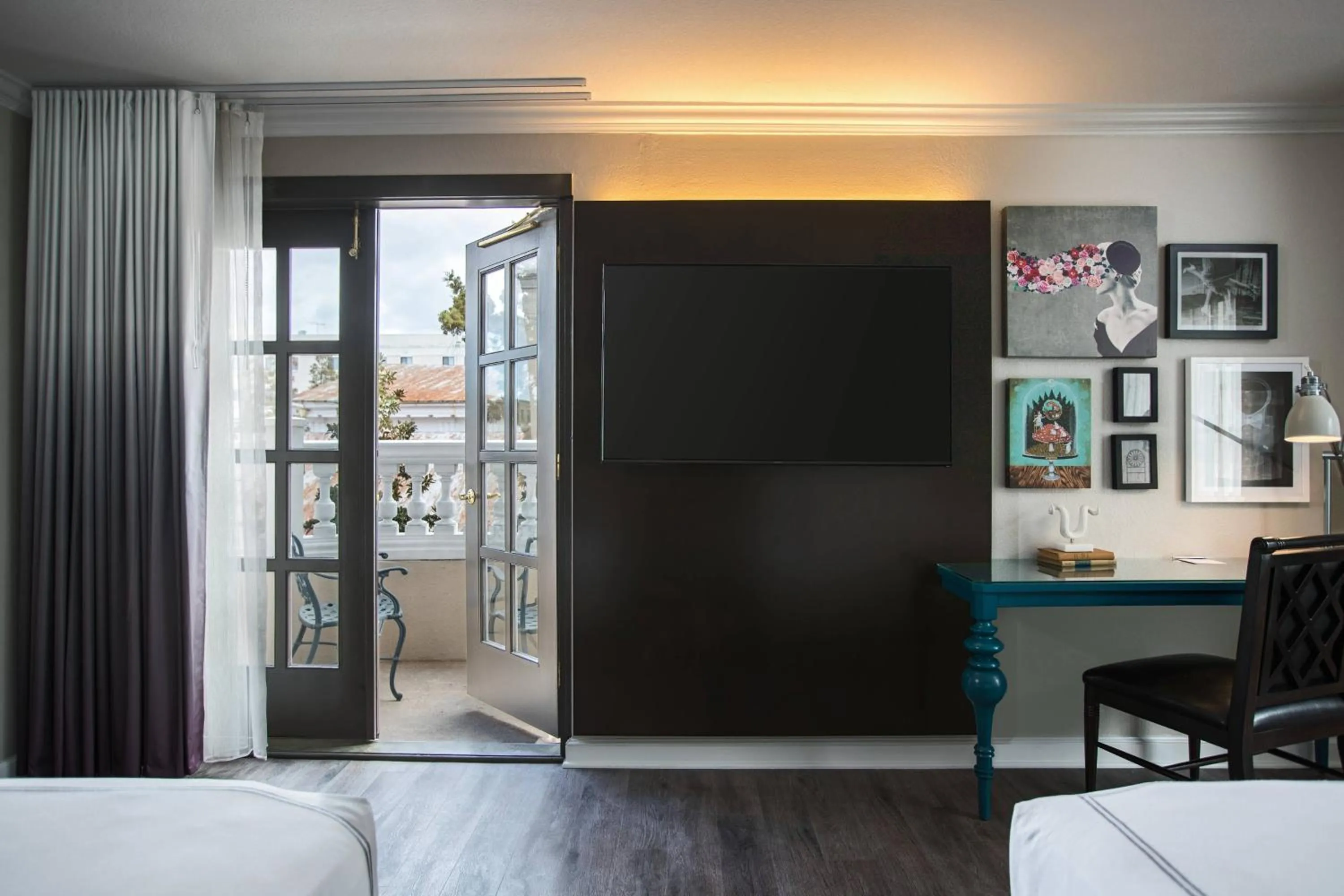 Photo of the whole room, Bed in The Lindy Renaissance Charleston Hotel