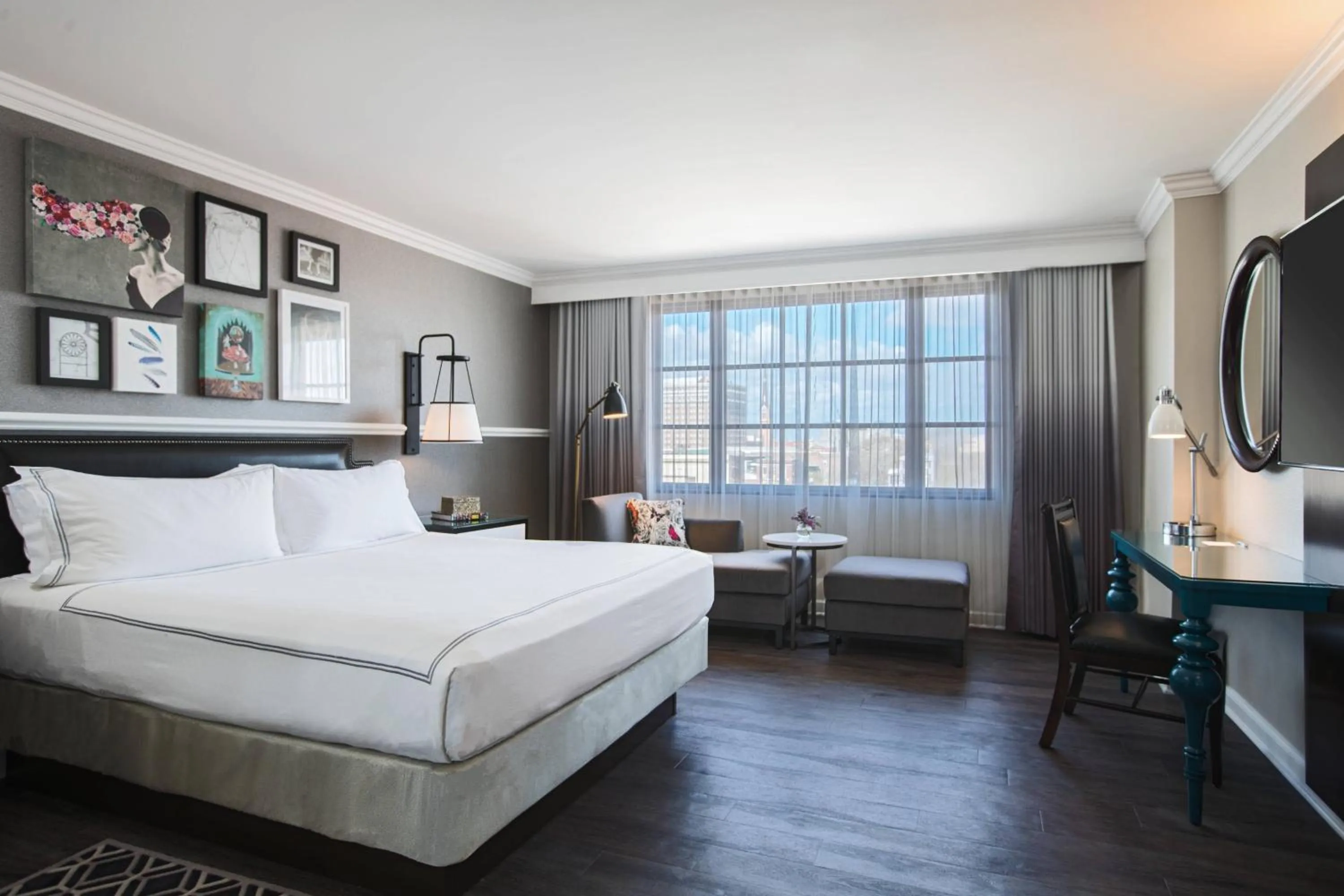 Photo of the whole room, Bed in The Lindy Renaissance Charleston Hotel