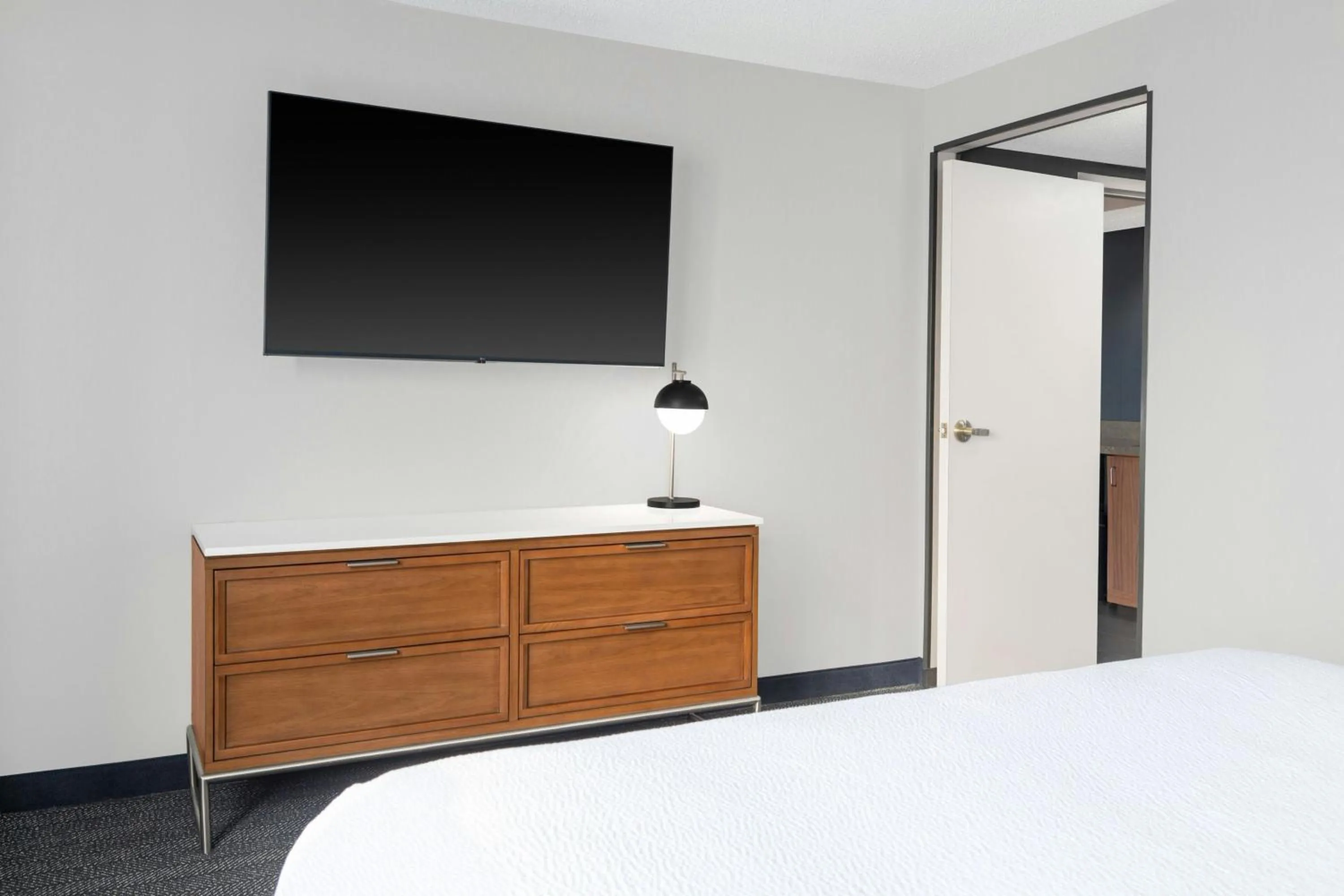 Photo of the whole room, Bed in Courtyard Cleveland Airport South