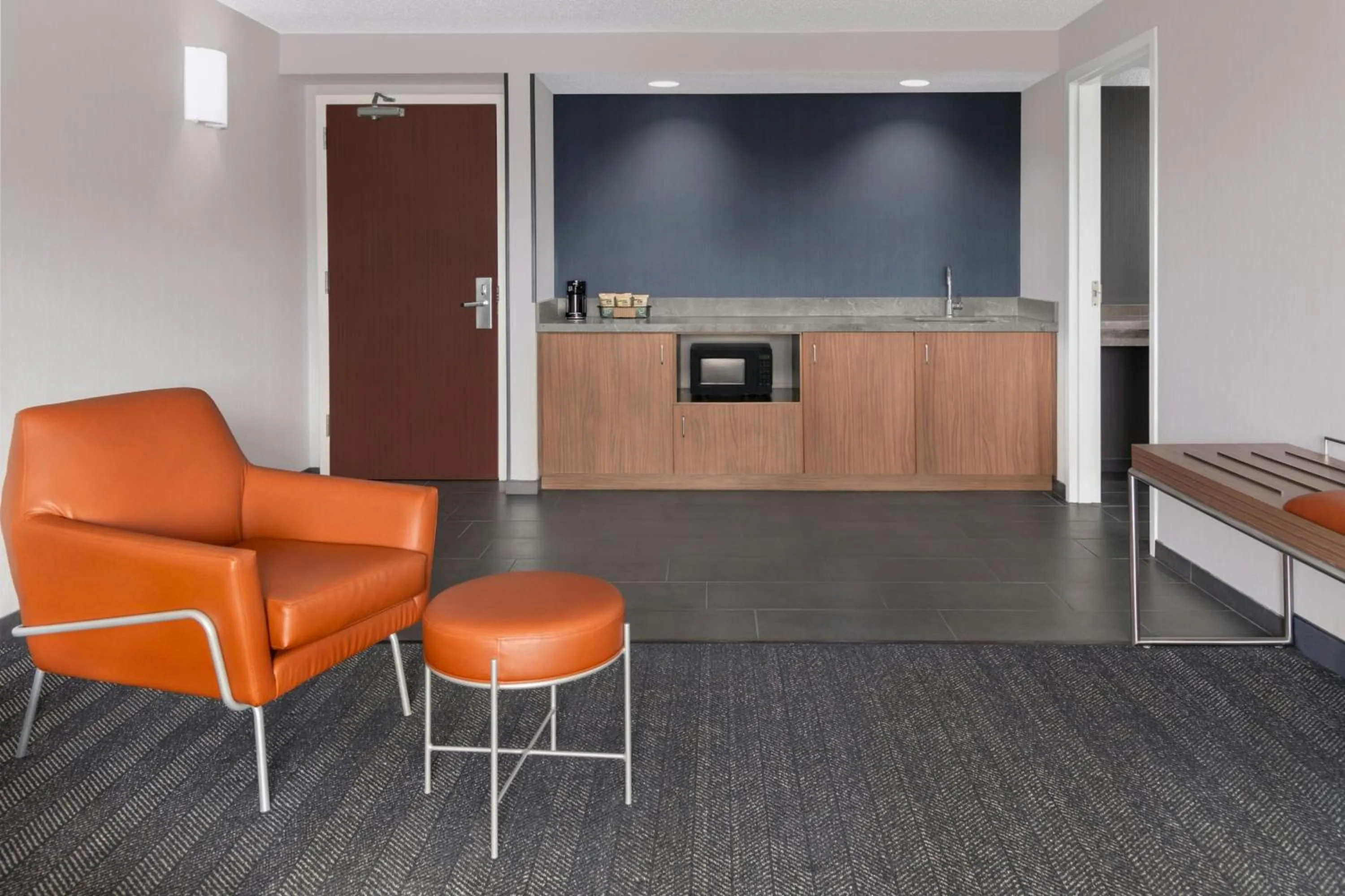 Photo of the whole room in Courtyard Cleveland Airport South