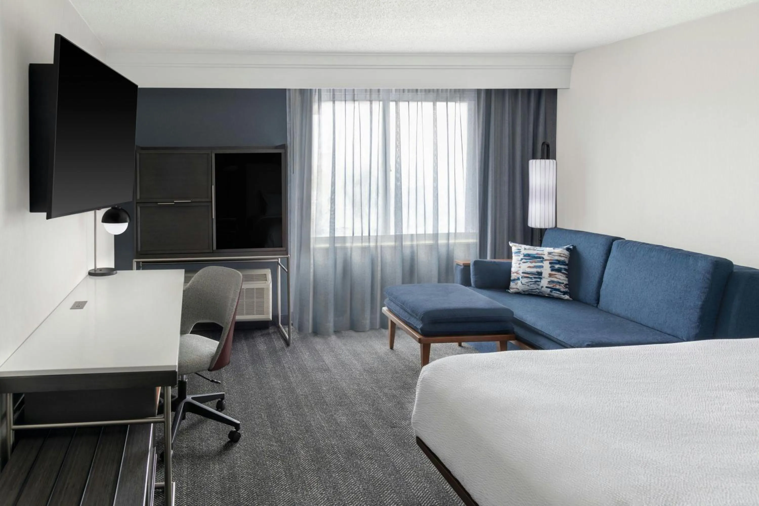 Photo of the whole room, Bed in Courtyard Cleveland Airport South