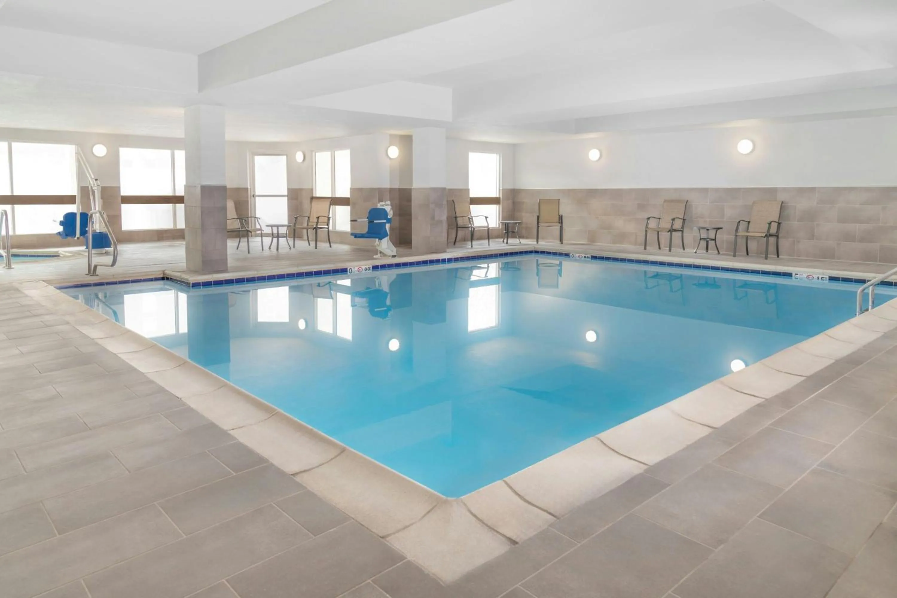 Swimming pool in Courtyard Cleveland Airport South