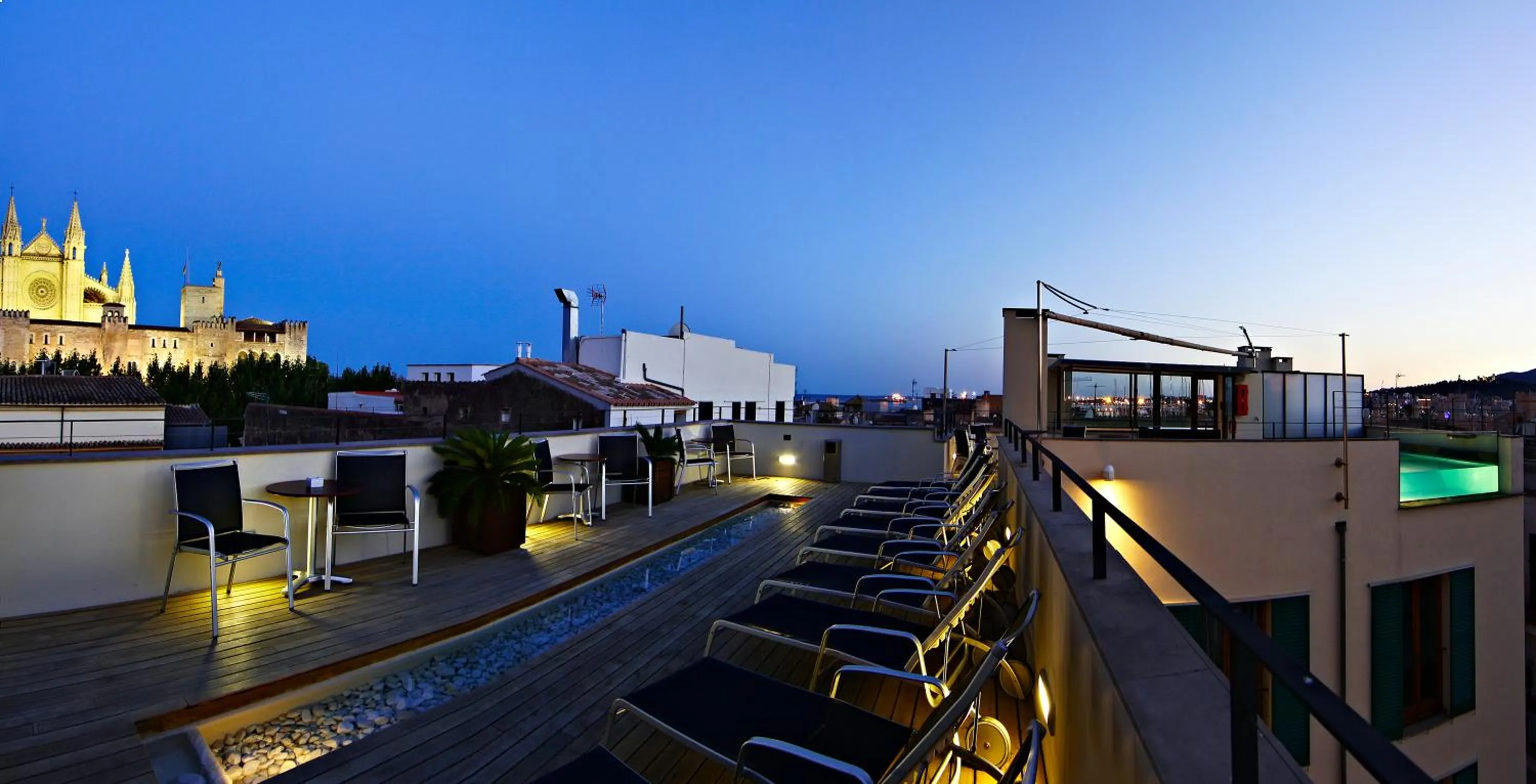 Facade/entrance in Petit Palace Hotel Tres