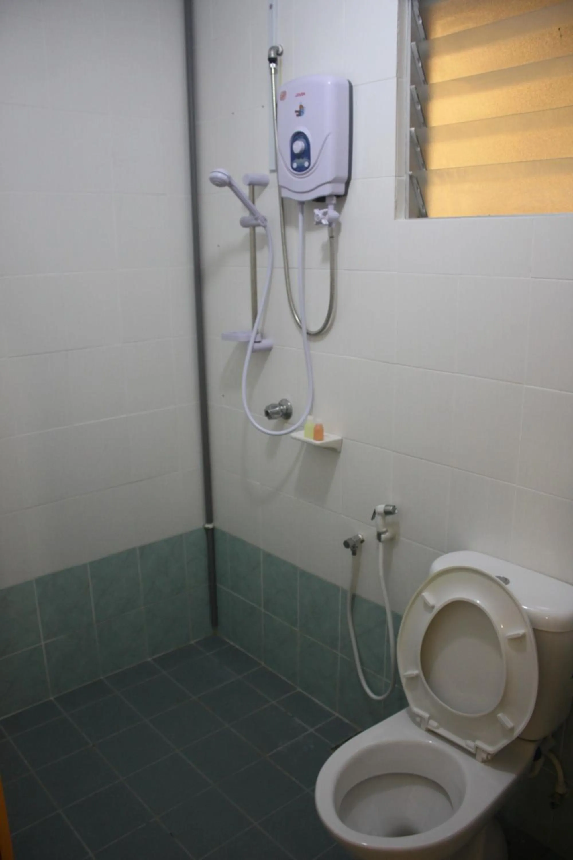 Shower in Dynasty Inn