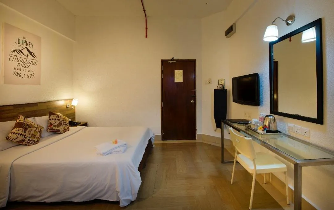 Photo of the whole room, Bed in Dynasty Inn