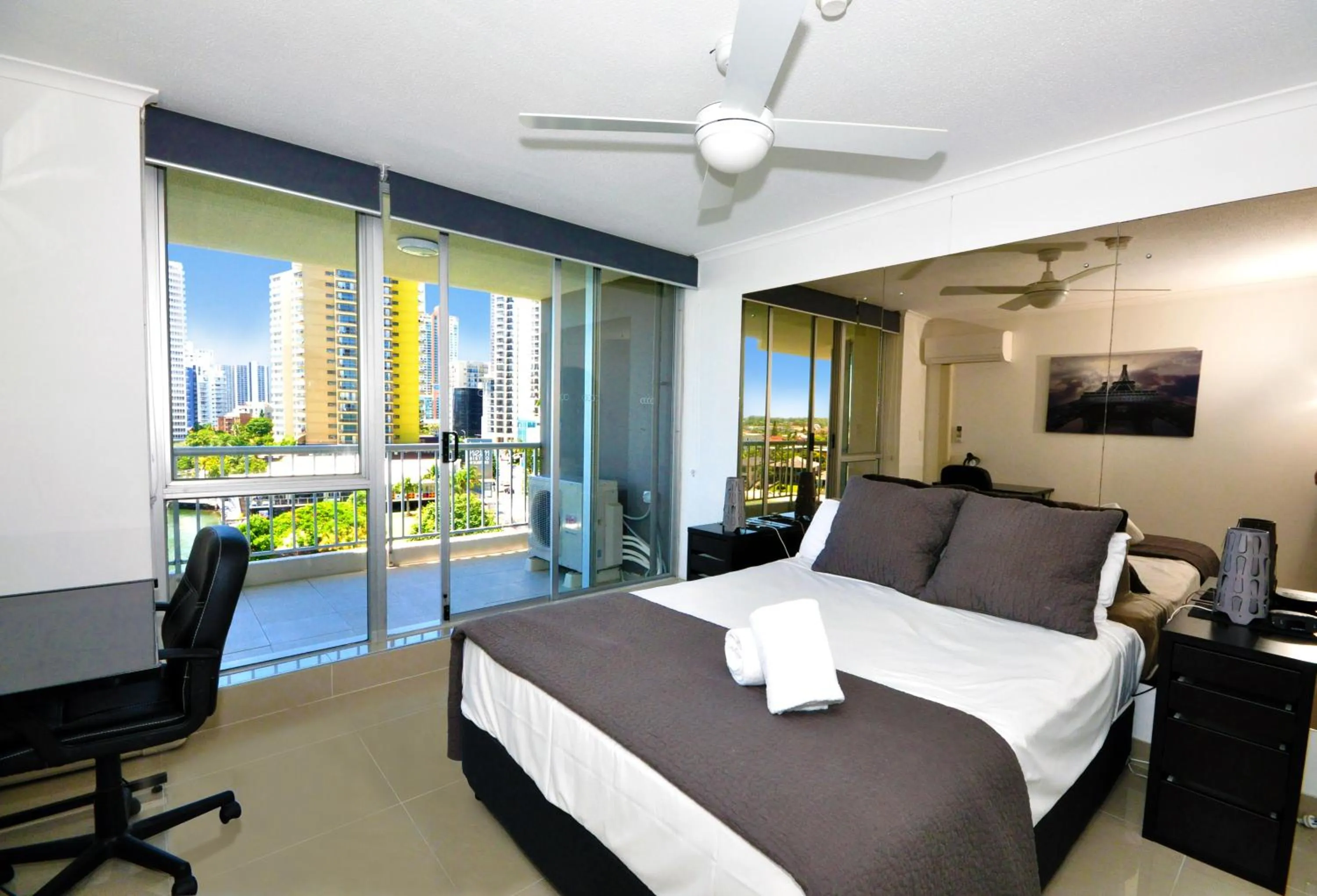 Bedroom, Bed in Moorings On Cavill Surfers Paradise