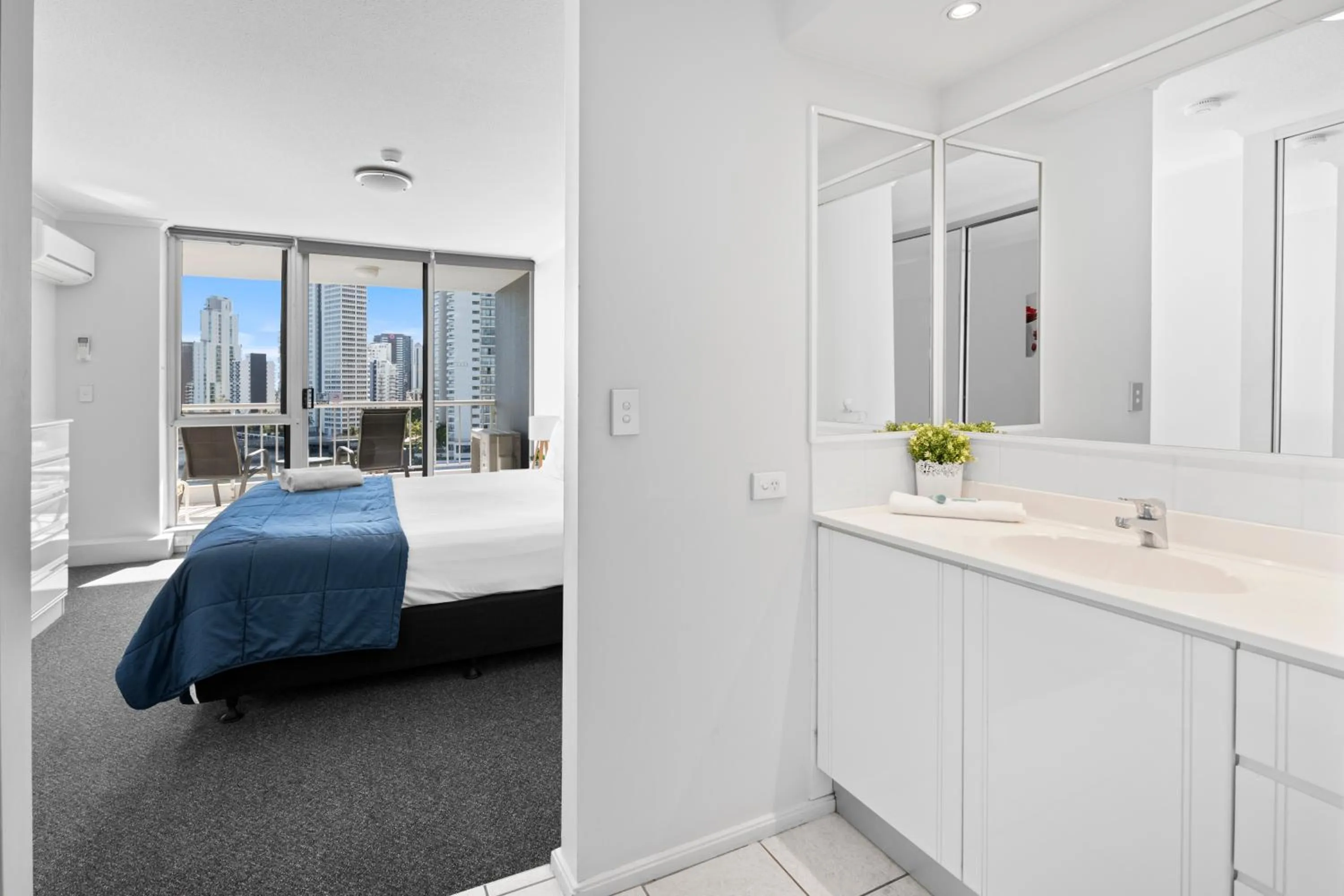 Bed in Moorings On Cavill Surfers Paradise