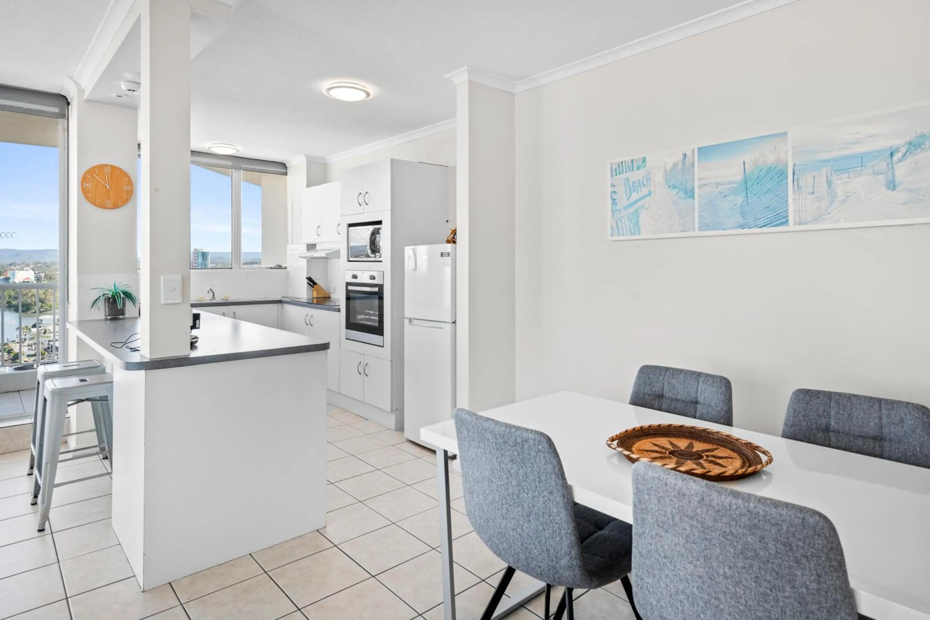 Dining area in Moorings On Cavill Surfers Paradise