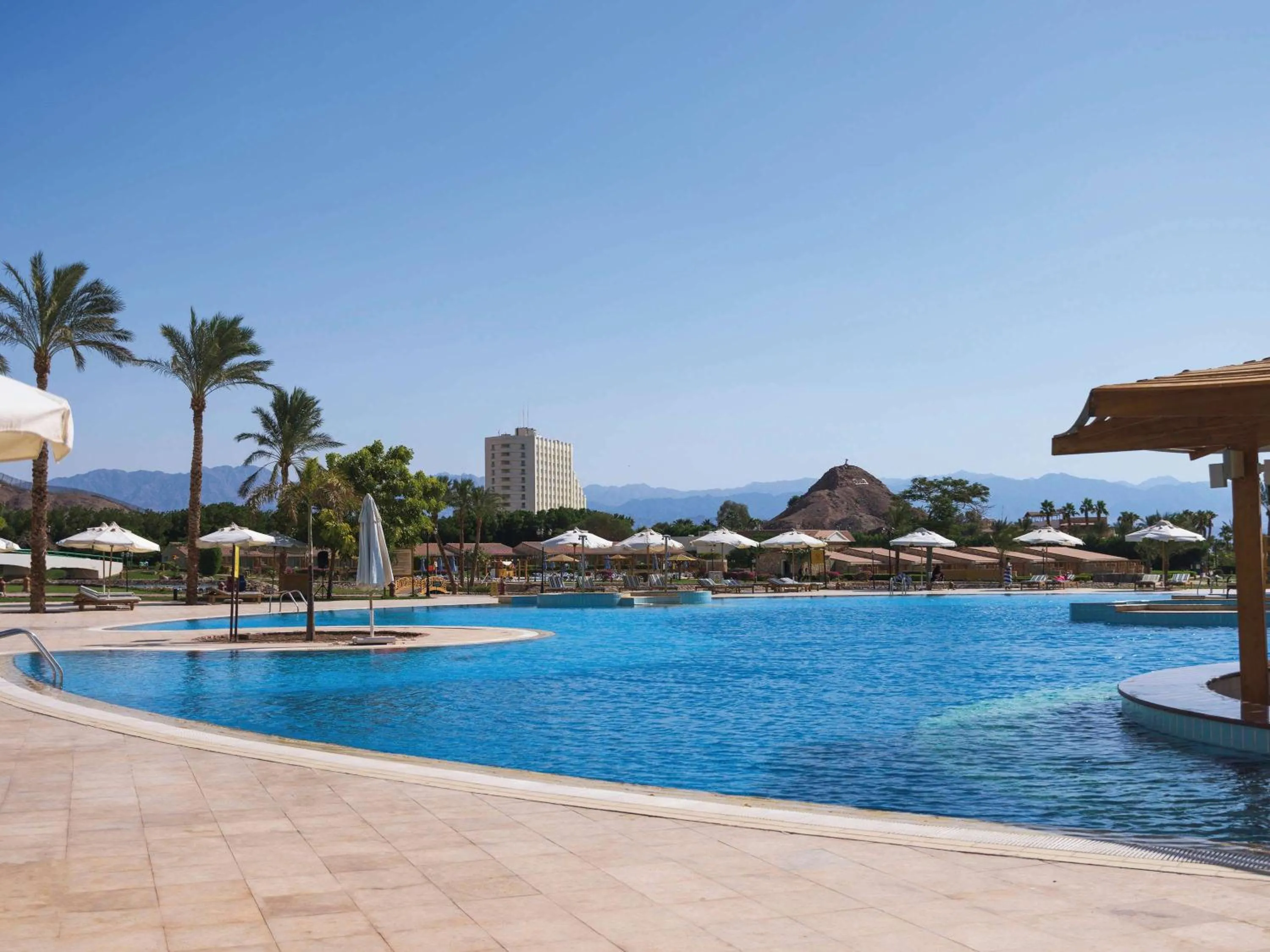 Lounge or bar in Movenpick Taba Resort & Spa