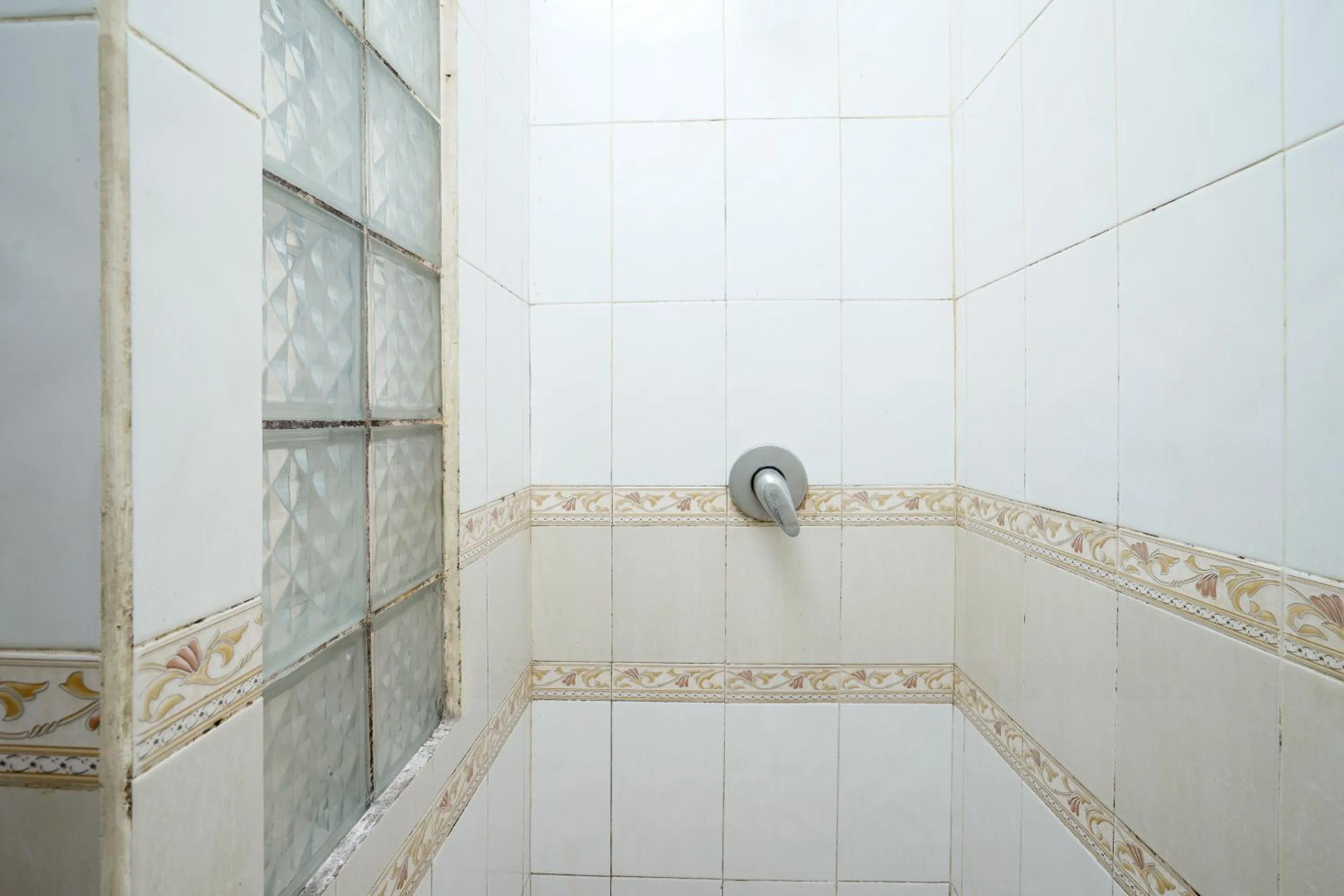 Bathroom in Urbanview Hotel Gading Kencana Samarinda by RedDoorz