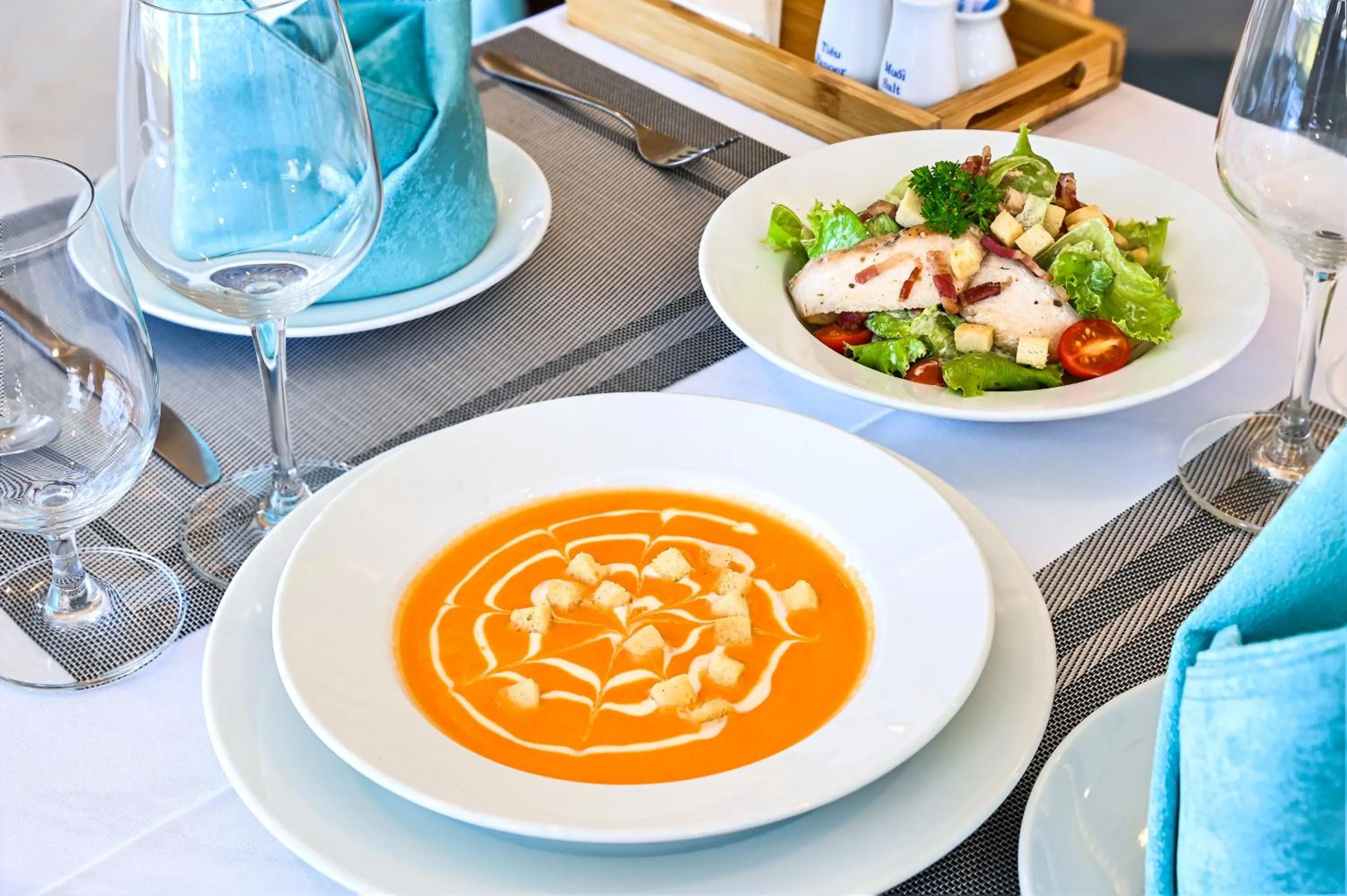 Food and drinks in Silver Beach Resort Ke Ga