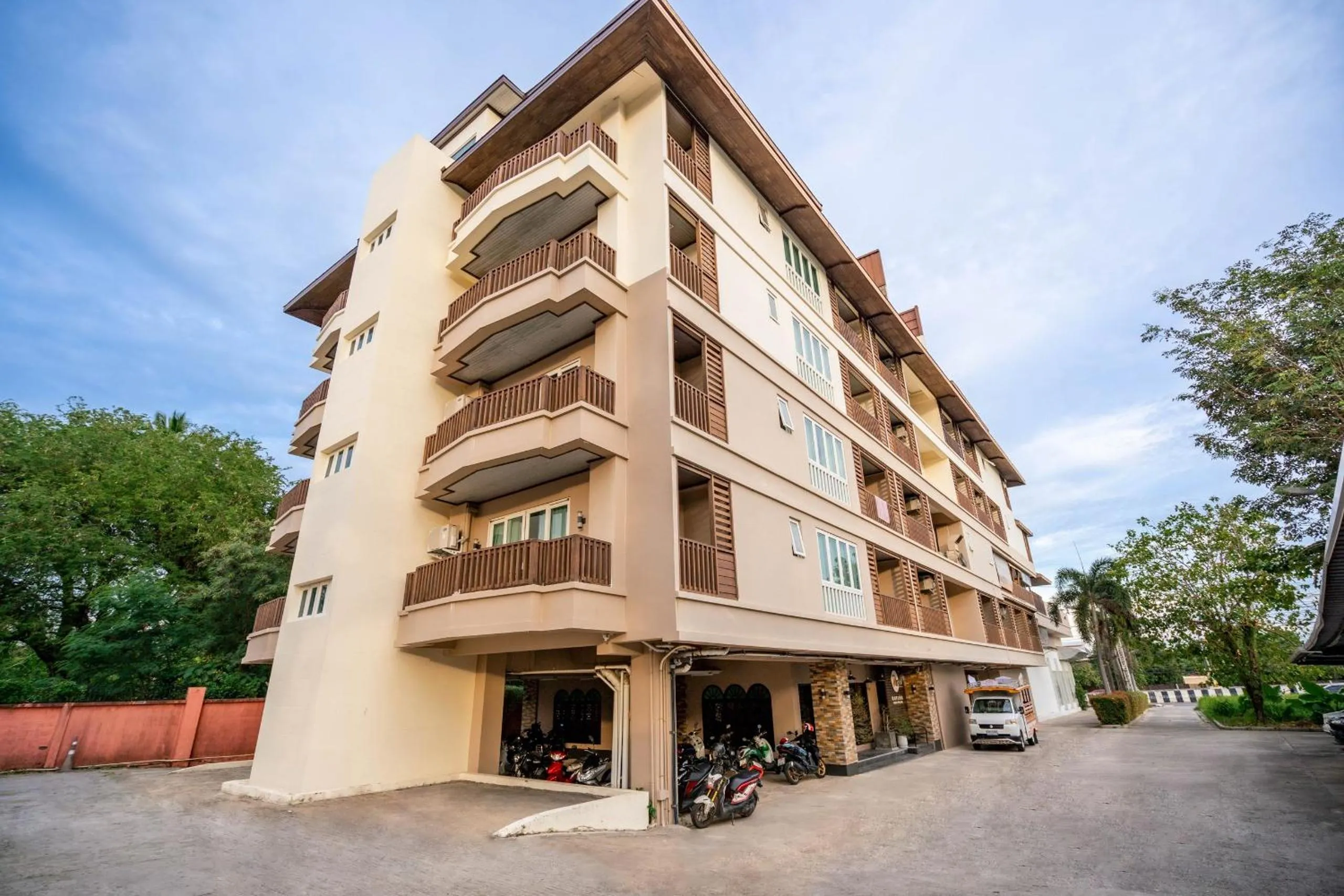 Parking in Ratana Hotel Chalong