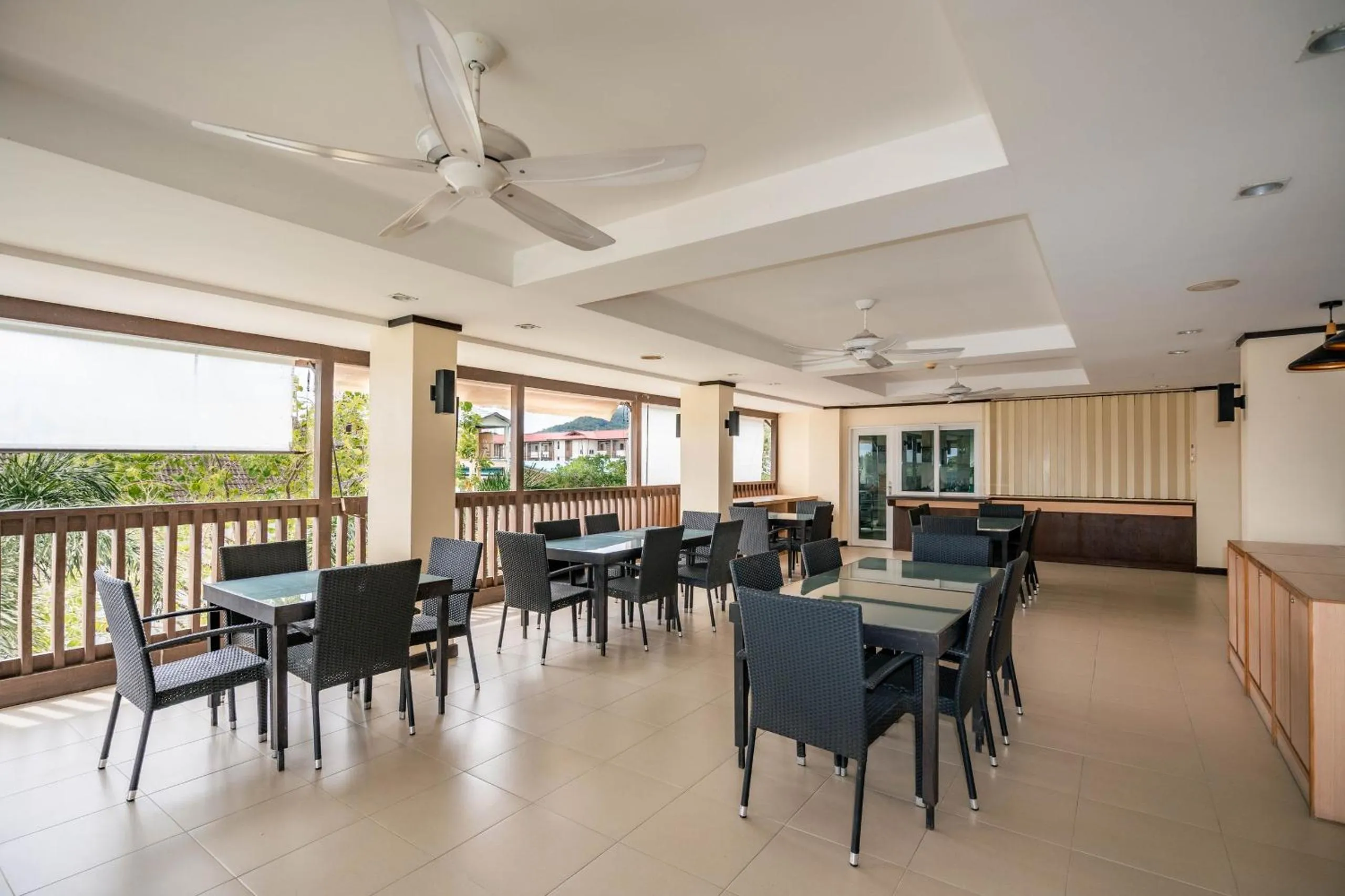 Restaurant/places to eat in Ratana Hotel Chalong