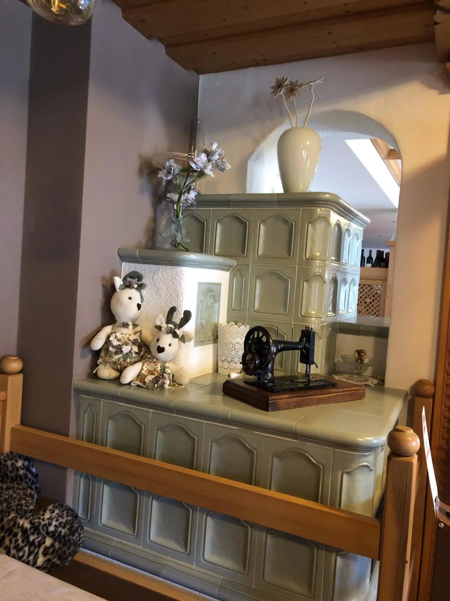 Communal lounge/ TV room in Alpine Touring Hotel-petfriendly