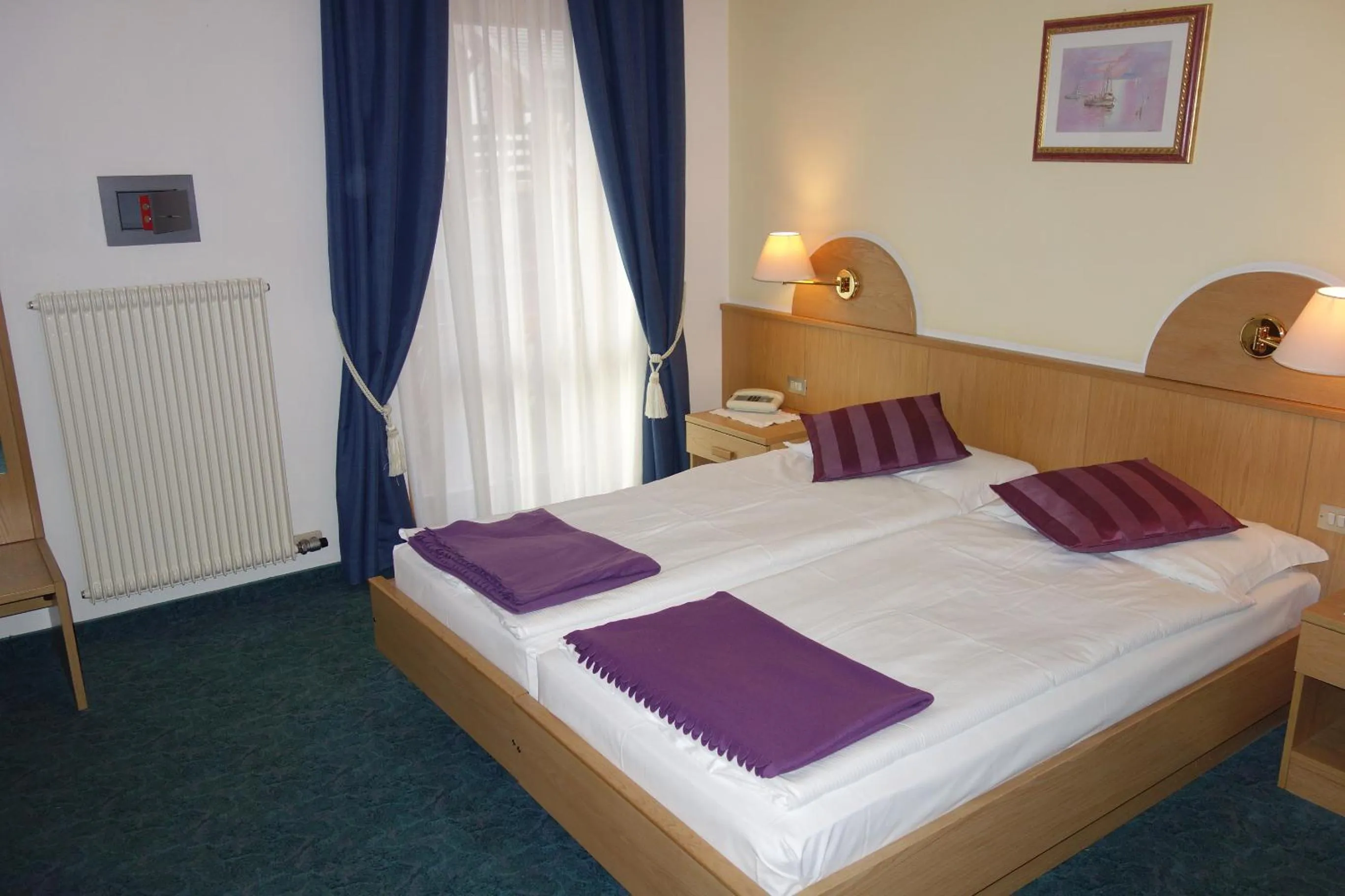 Bed in Alpine Touring Hotel-petfriendly