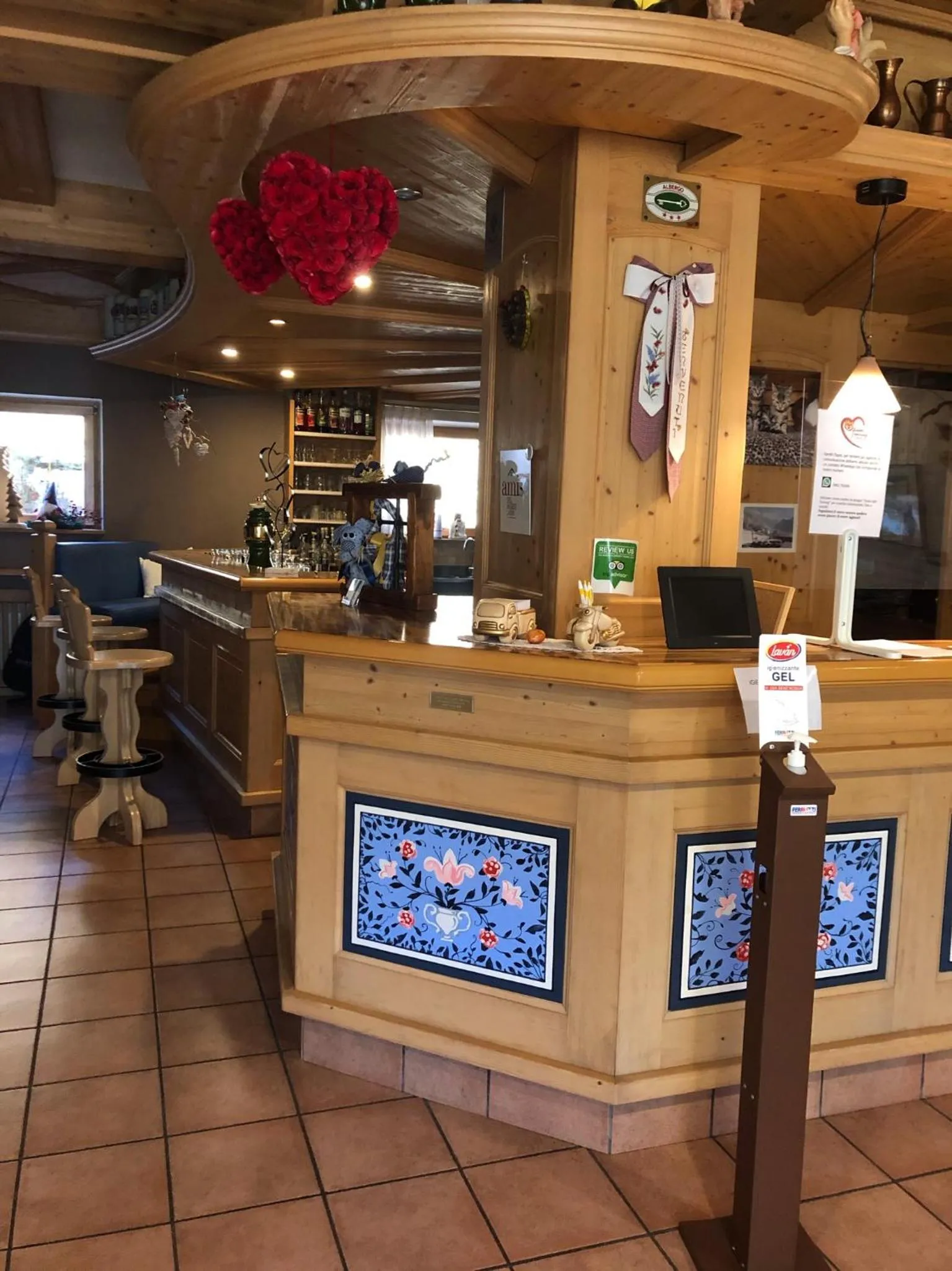 Lounge or bar in Alpine Touring Hotel-petfriendly