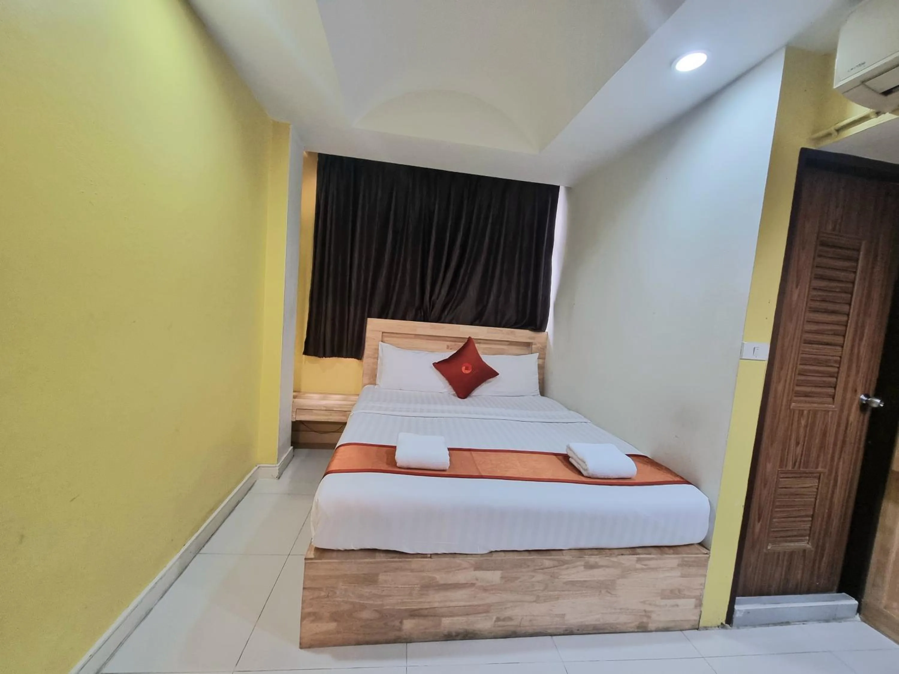 Bed in Cozi Inn Hotel, Bangkok