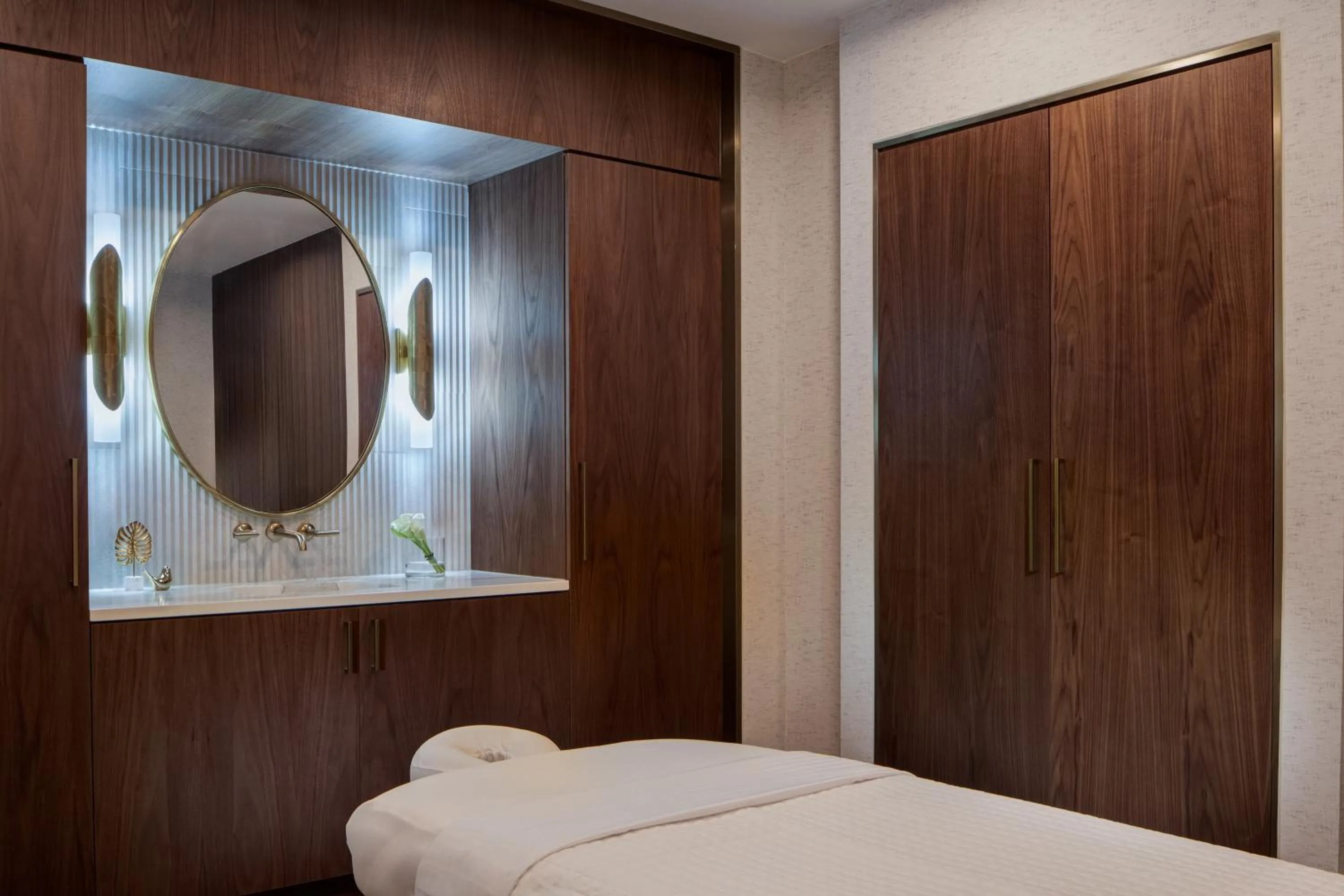 Spa and wellness centre/facilities, Bed in Amway Grand Plaza Hotel, Curio Collection by Hilton