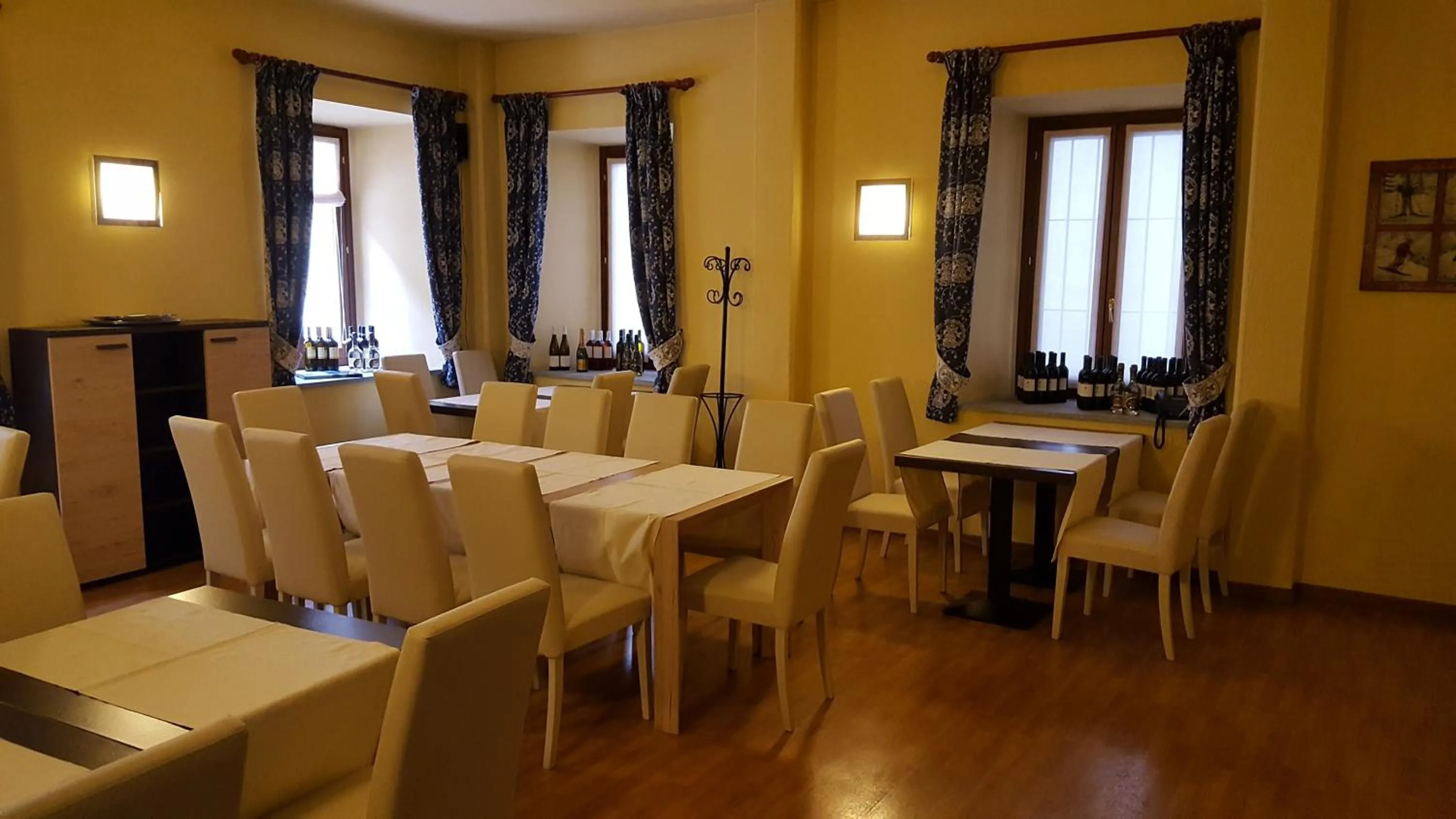 Communal lounge/ TV room in Hotel Oberje Dla Viere