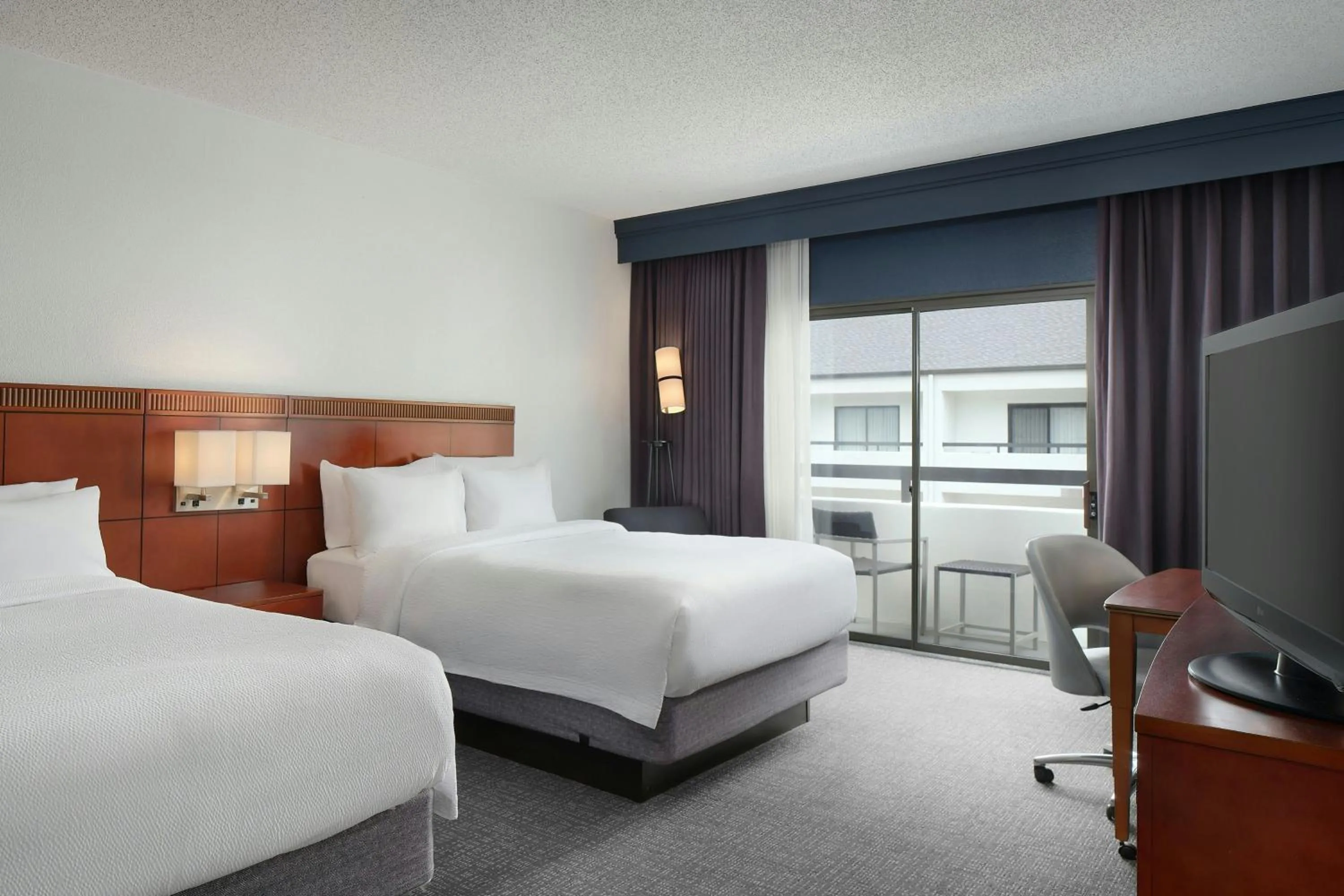 Photo of the whole room, Bed in Courtyard Charlotte Arrowood