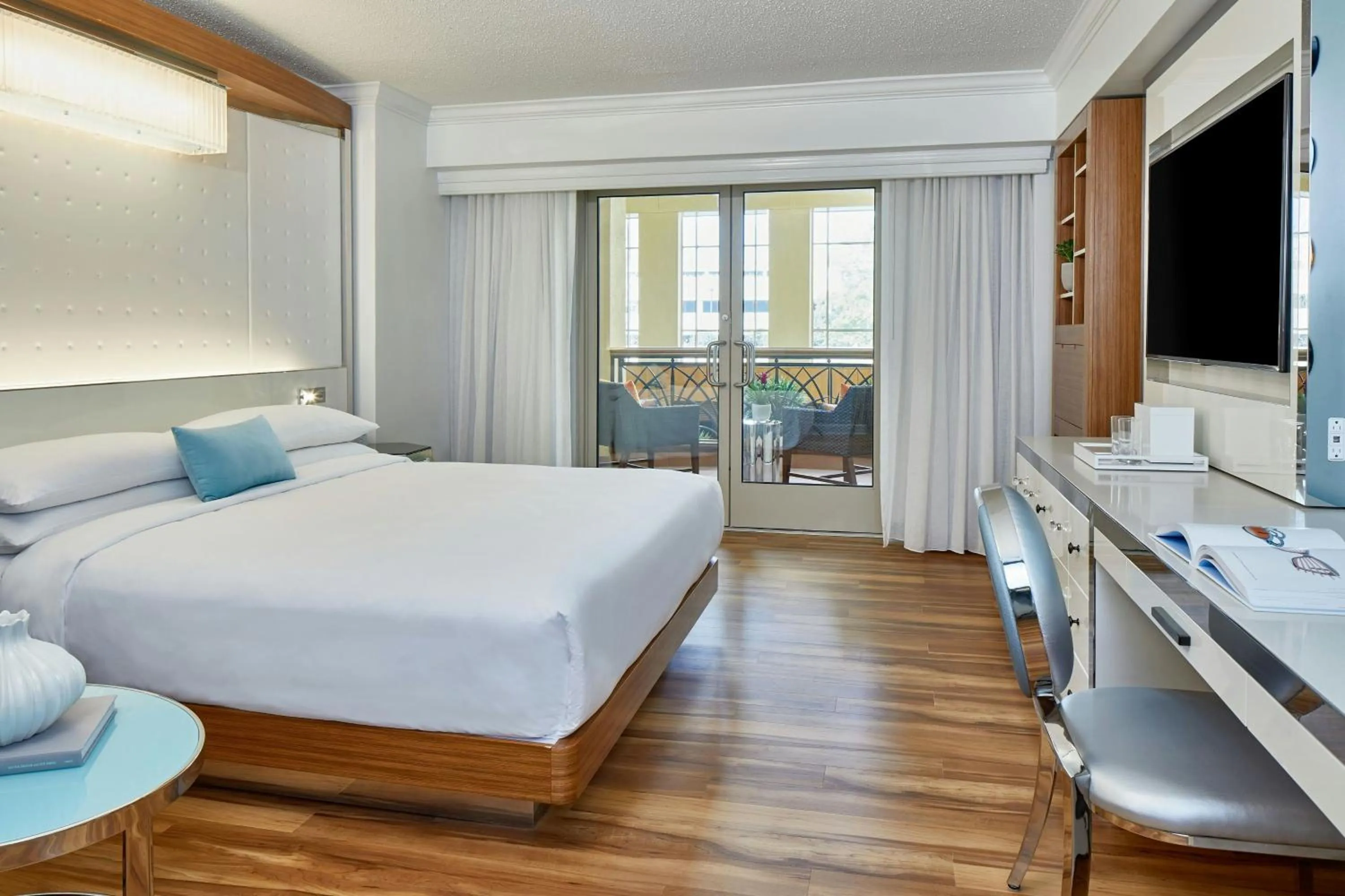 Photo of the whole room, Bed in Renaissance Charlotte SouthPark Hotel