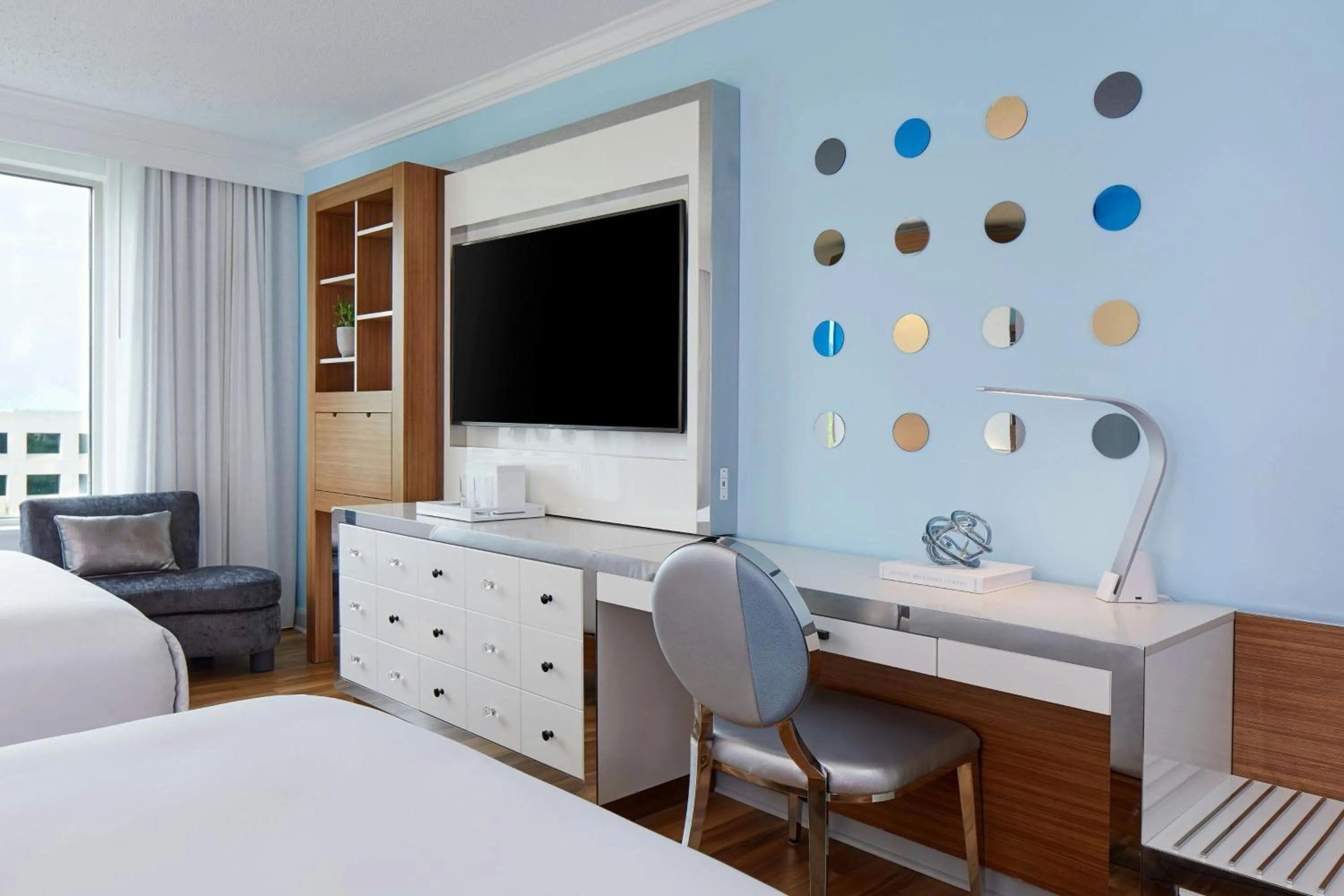 Photo of the whole room, Bed in Renaissance Charlotte SouthPark Hotel