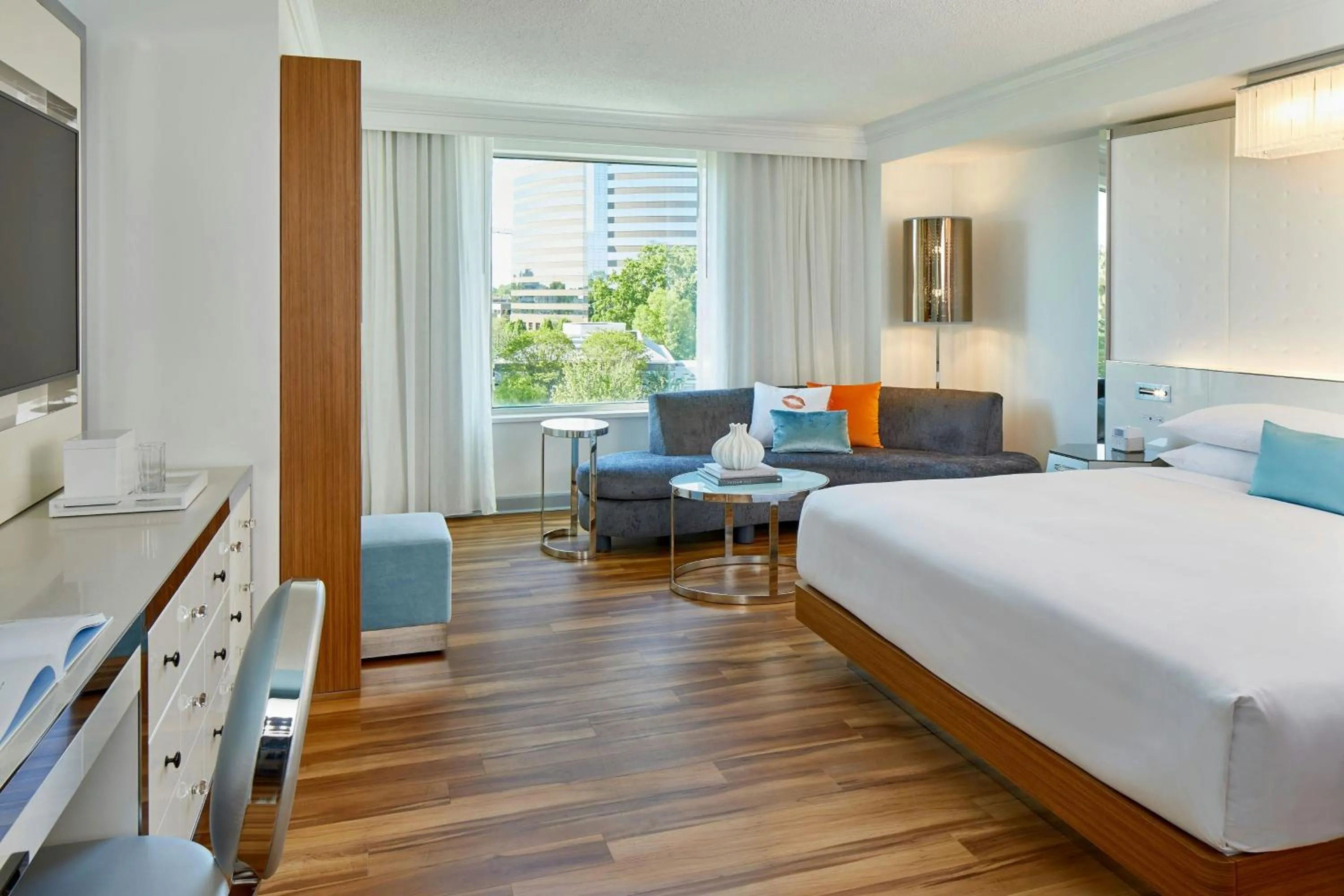 Photo of the whole room, Bed in Renaissance Charlotte SouthPark Hotel