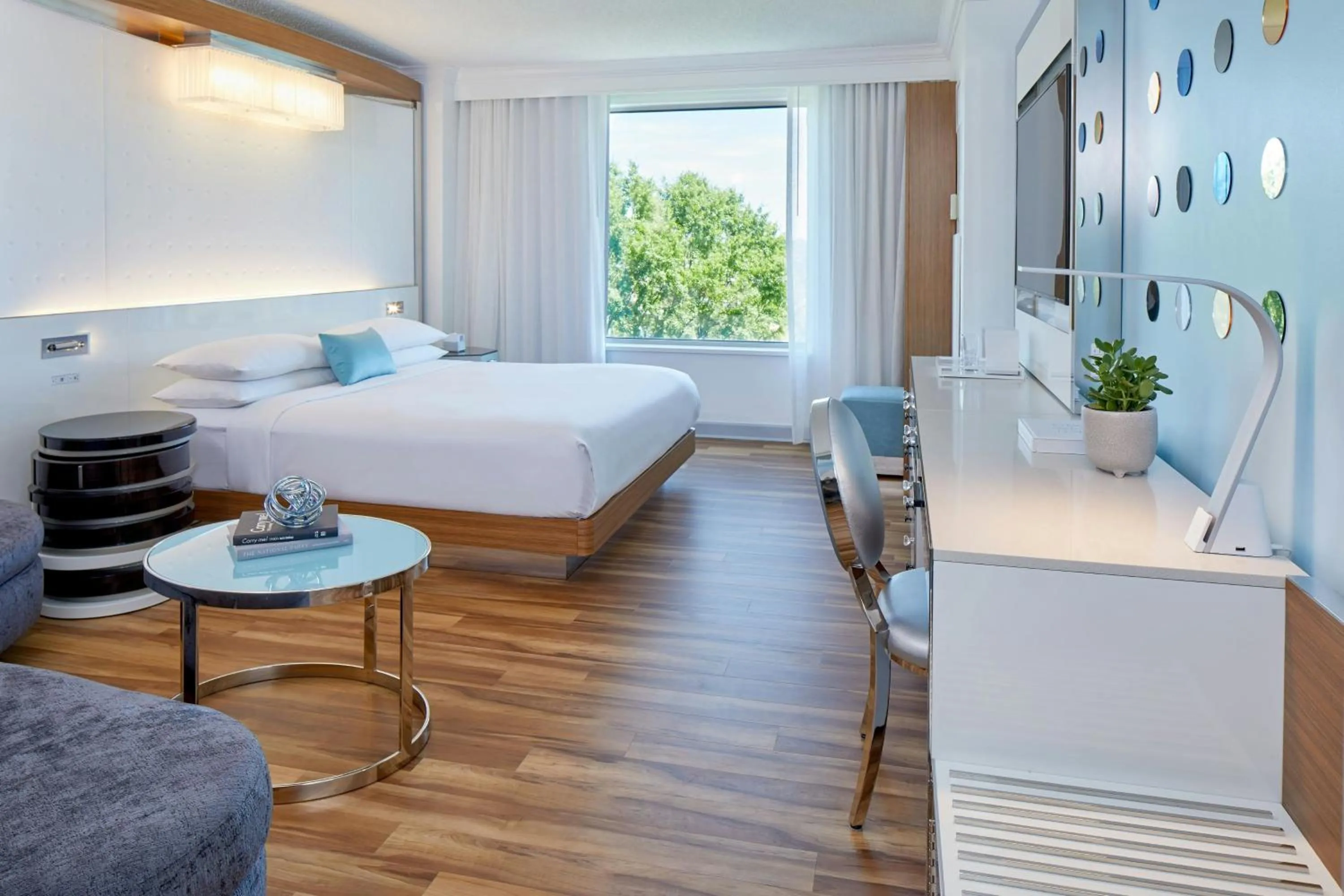 Photo of the whole room, Bed in Renaissance Charlotte SouthPark Hotel