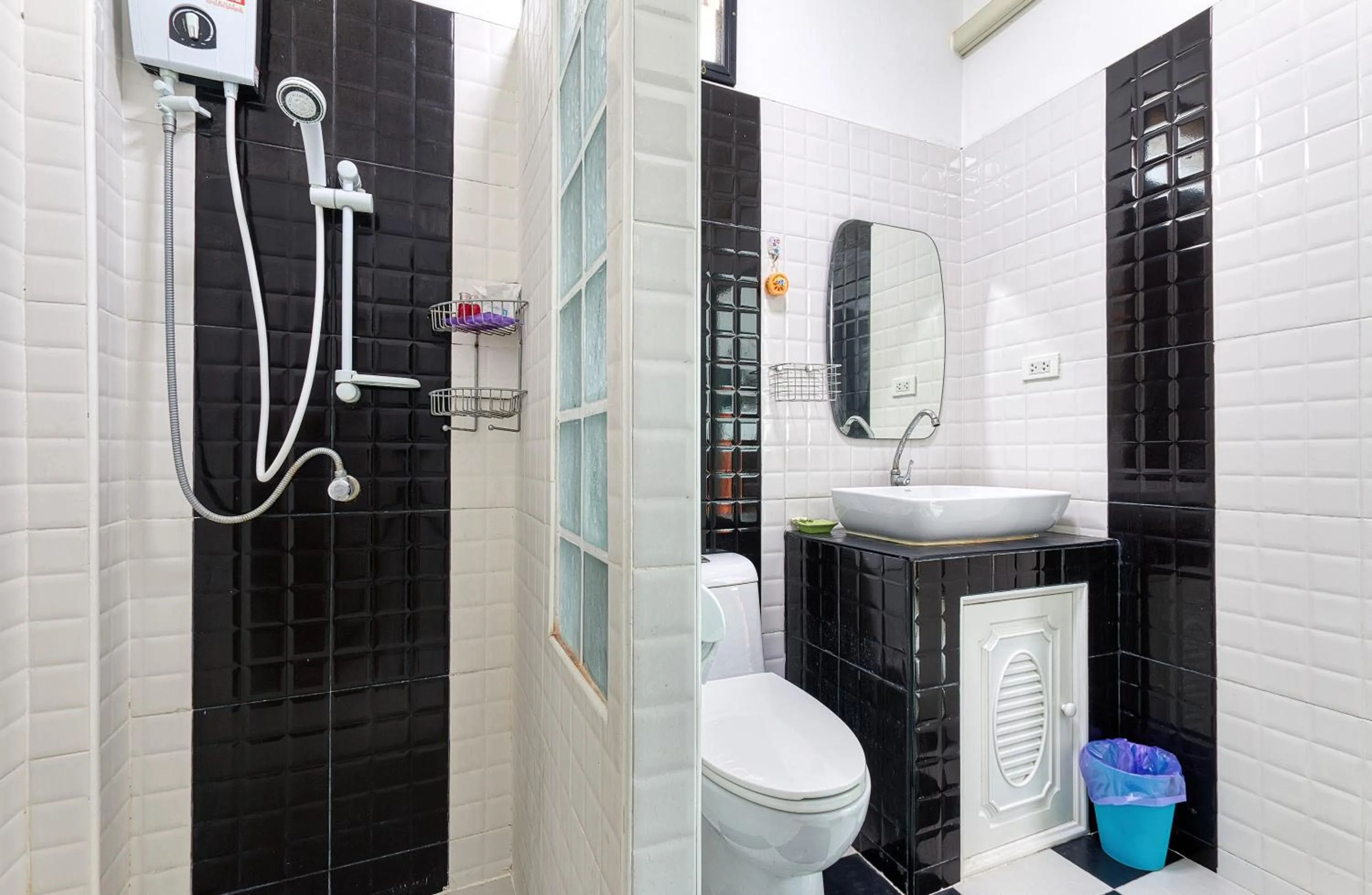 Shower in Chill at Hill