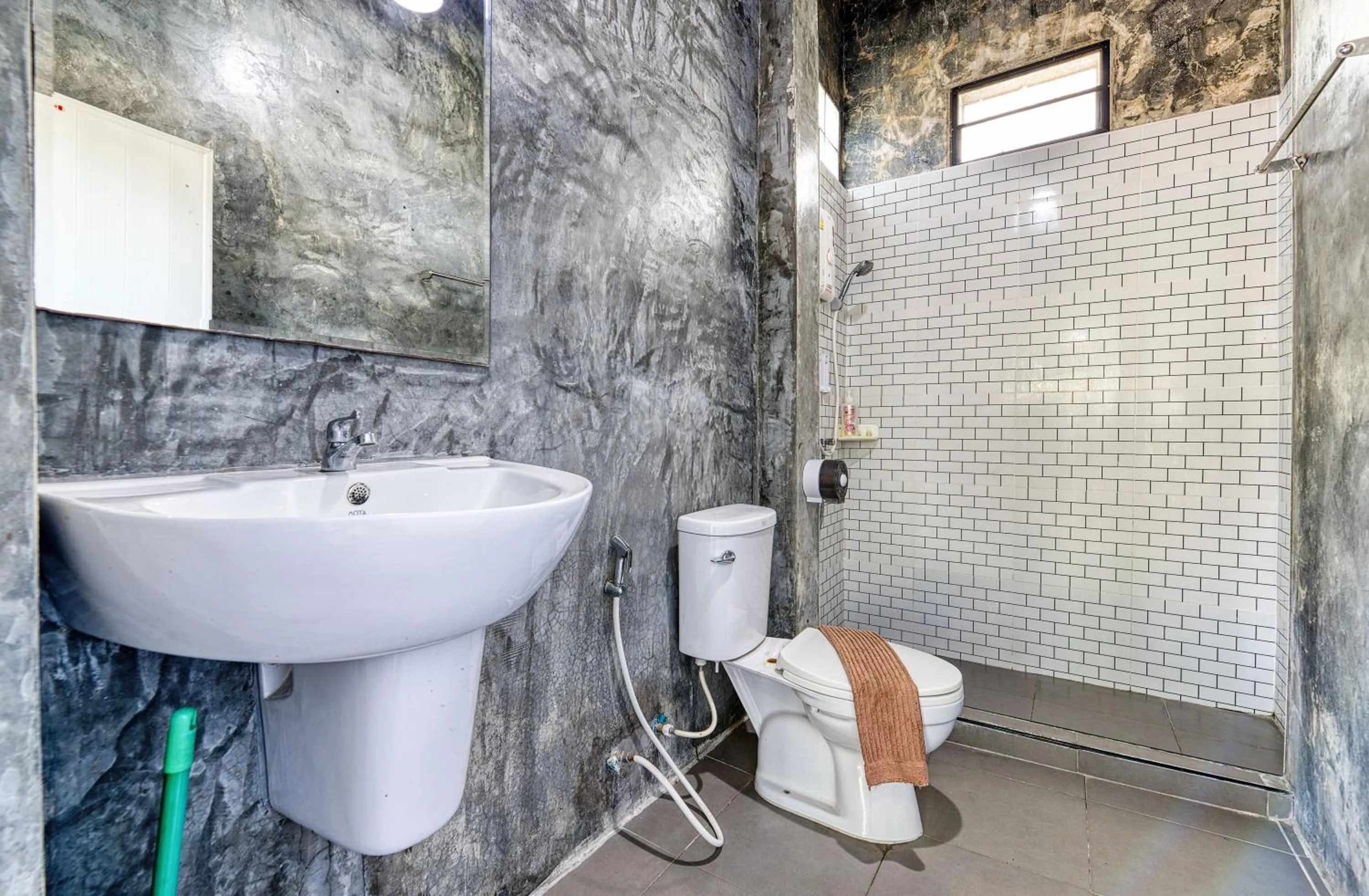 Shower in Chill at Hill