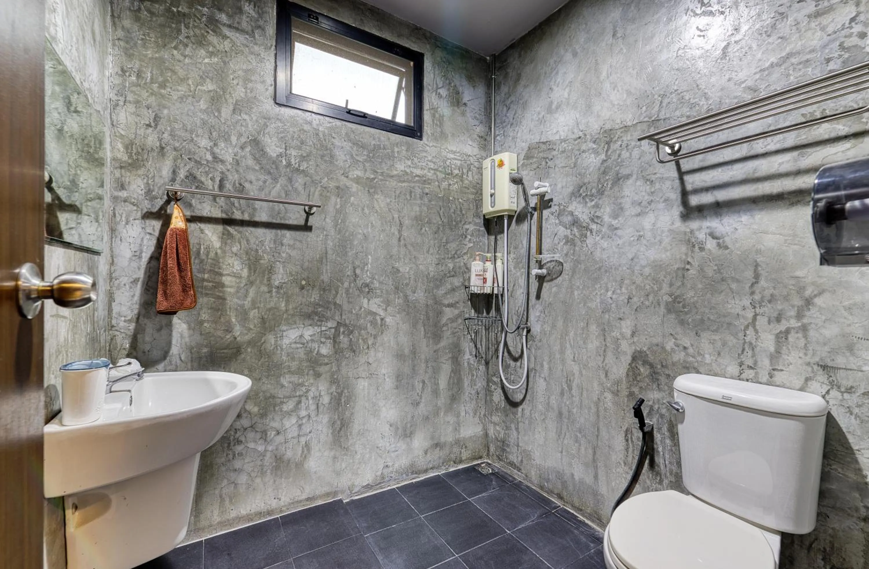 Shower in Chill at Hill