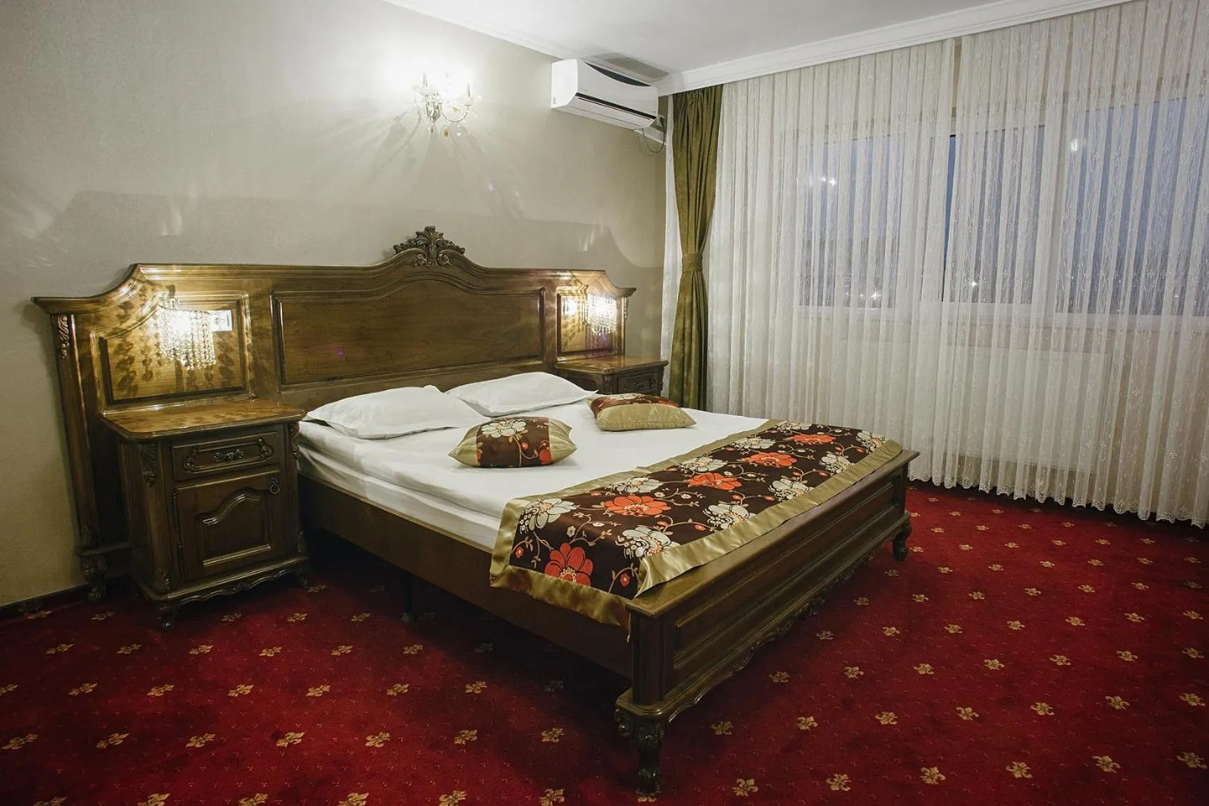 Photo of the whole room, Bed in Hotel Capitol