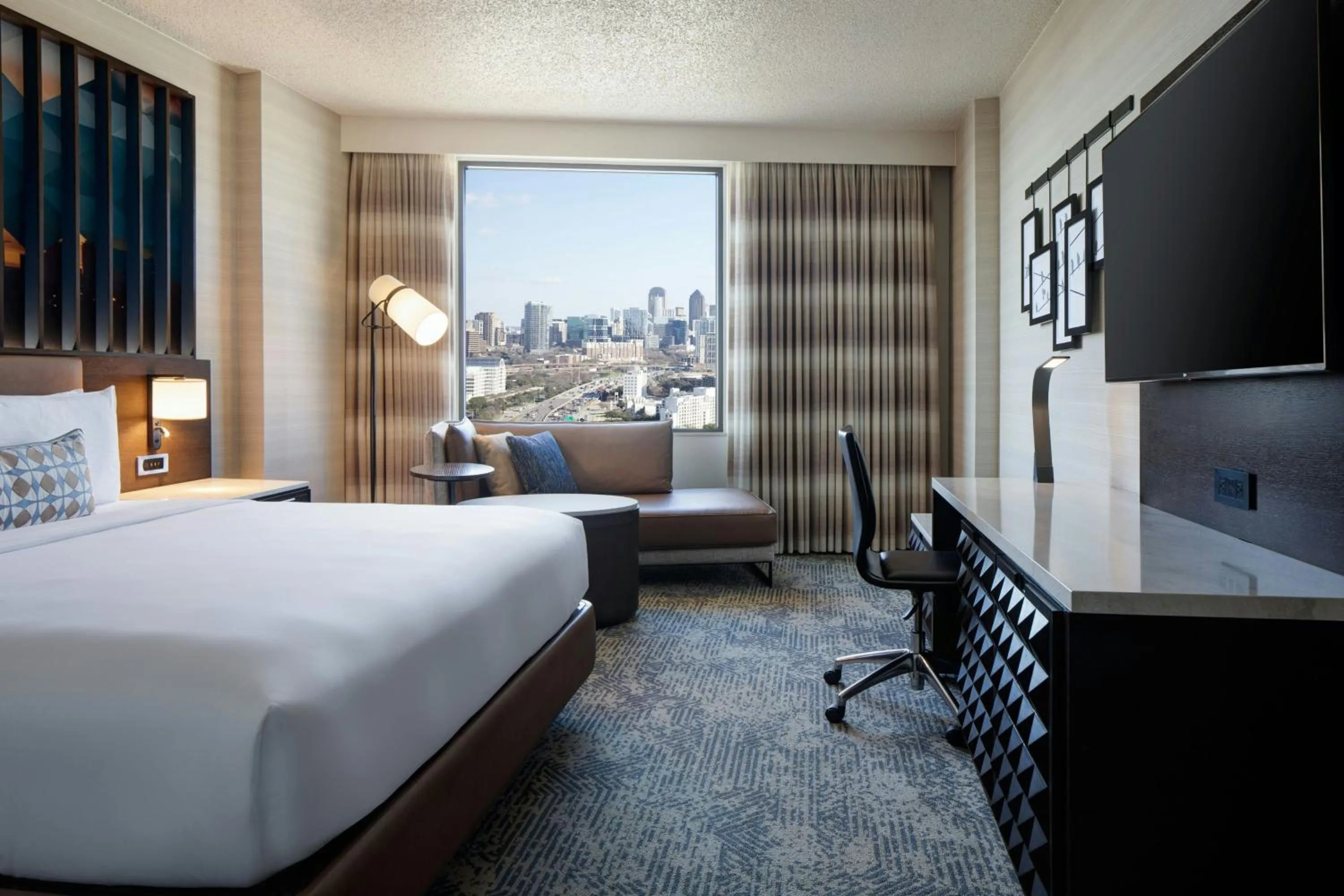 Photo of the whole room, Bed in Renaissance Dallas Hotel