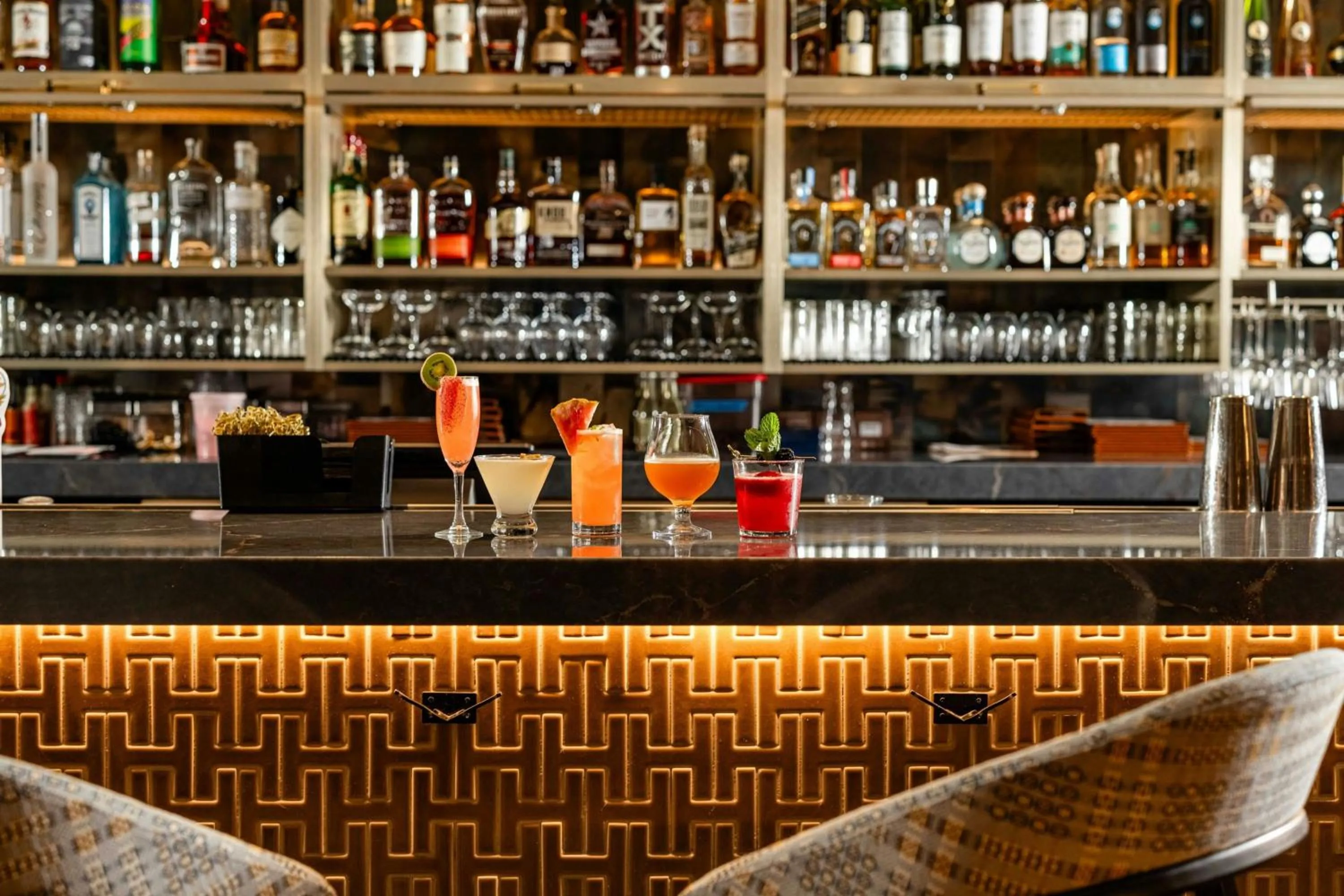 Lounge or bar in Renaissance Dallas Hotel