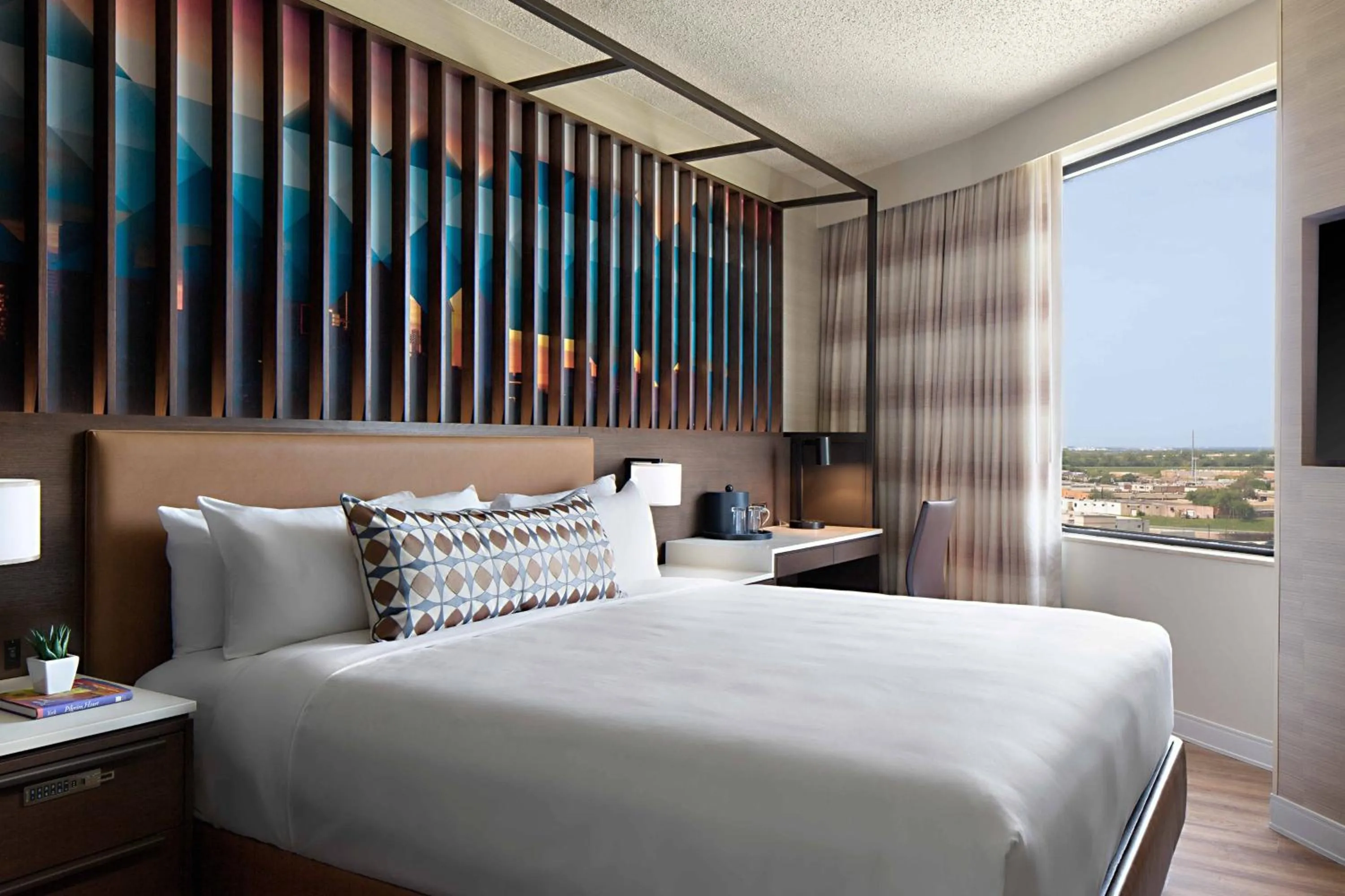 Photo of the whole room, Bed in Renaissance Dallas Hotel