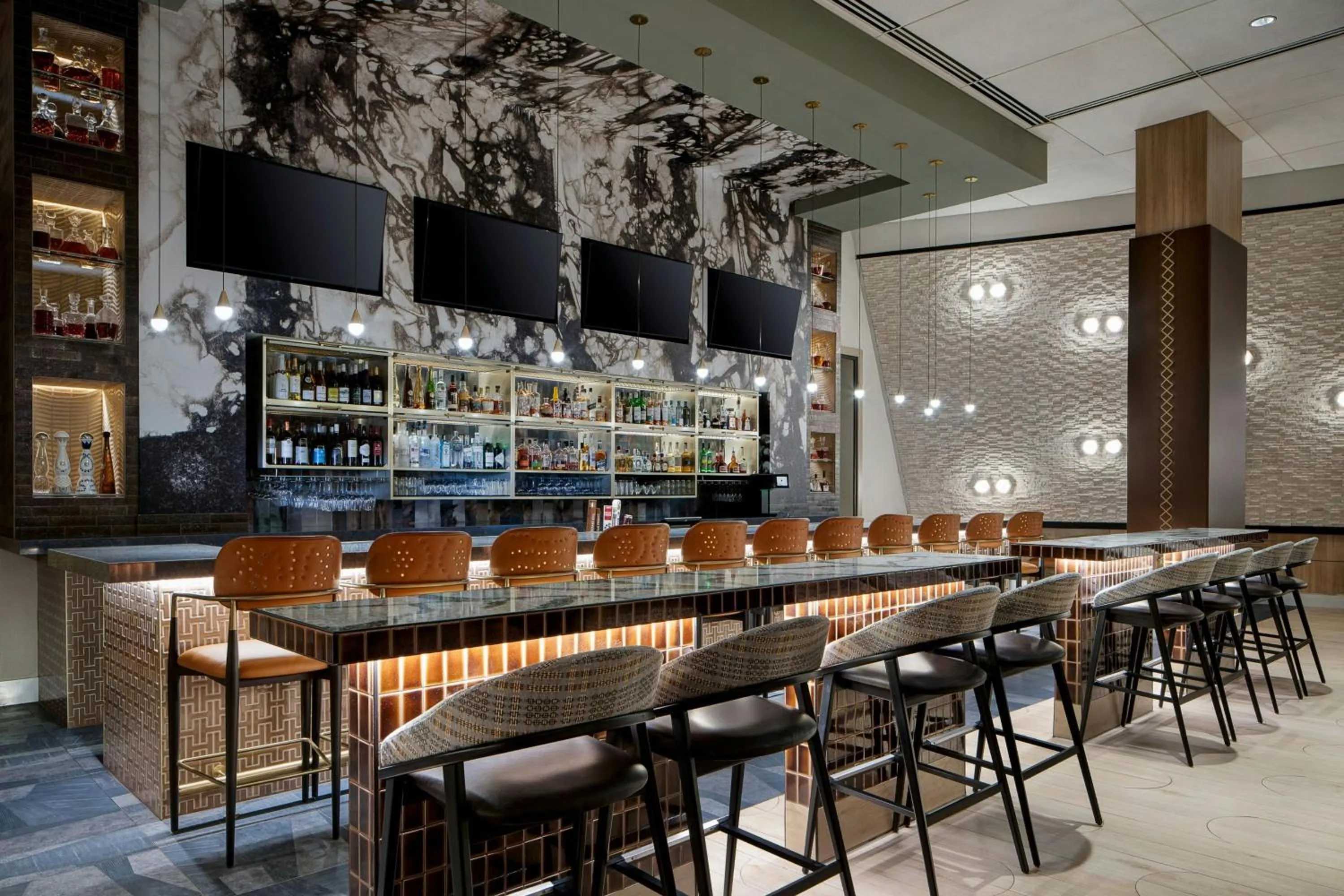 Lounge or bar in Renaissance Dallas Hotel