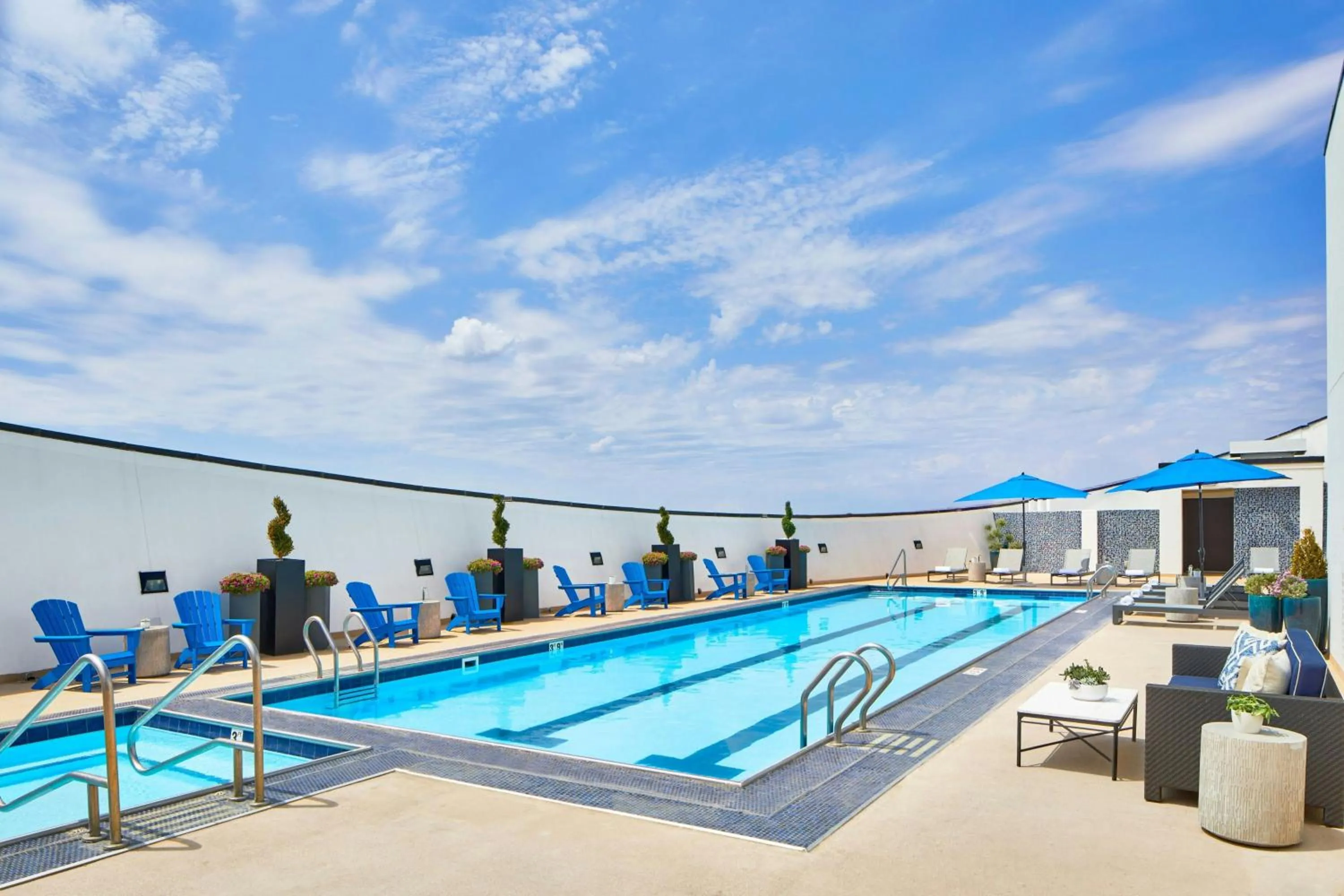 Swimming pool in Renaissance Dallas Hotel