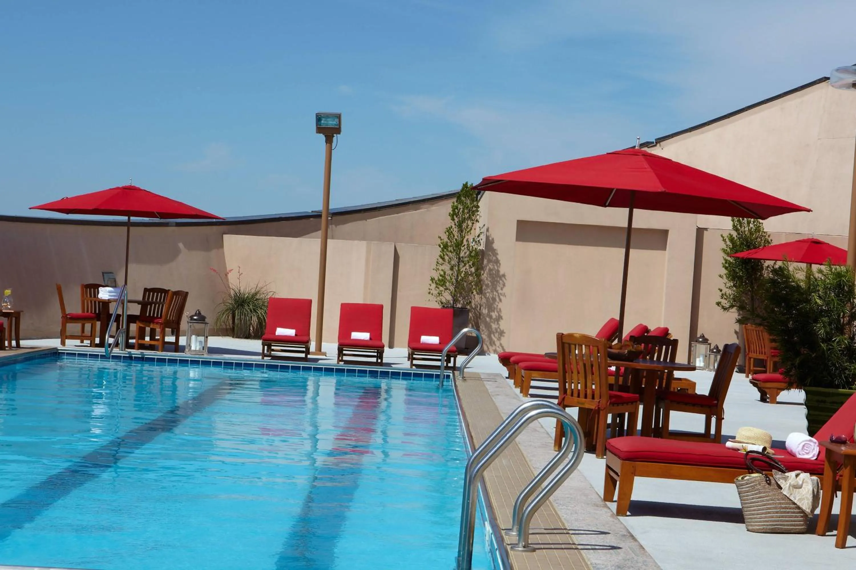 Swimming pool in Renaissance Dallas Hotel