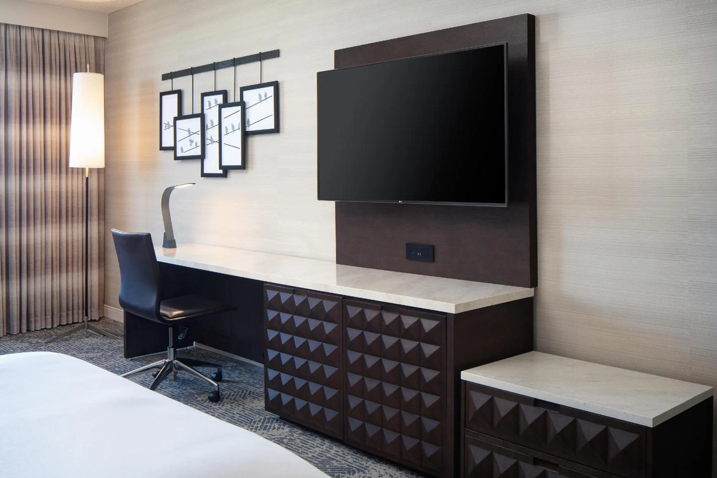 TV and multimedia, Bed in Renaissance Dallas Hotel