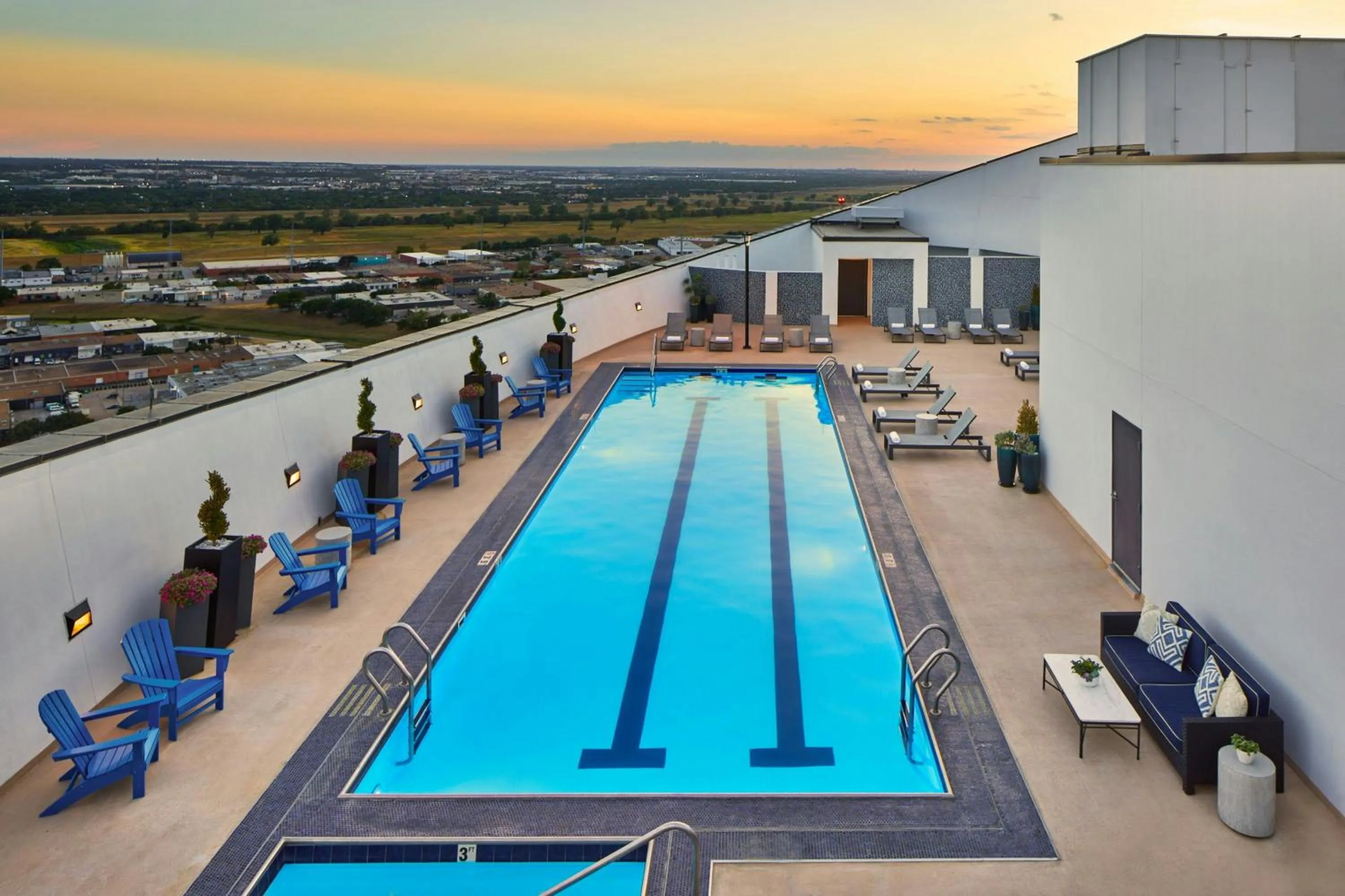 Swimming pool in Renaissance Dallas Hotel