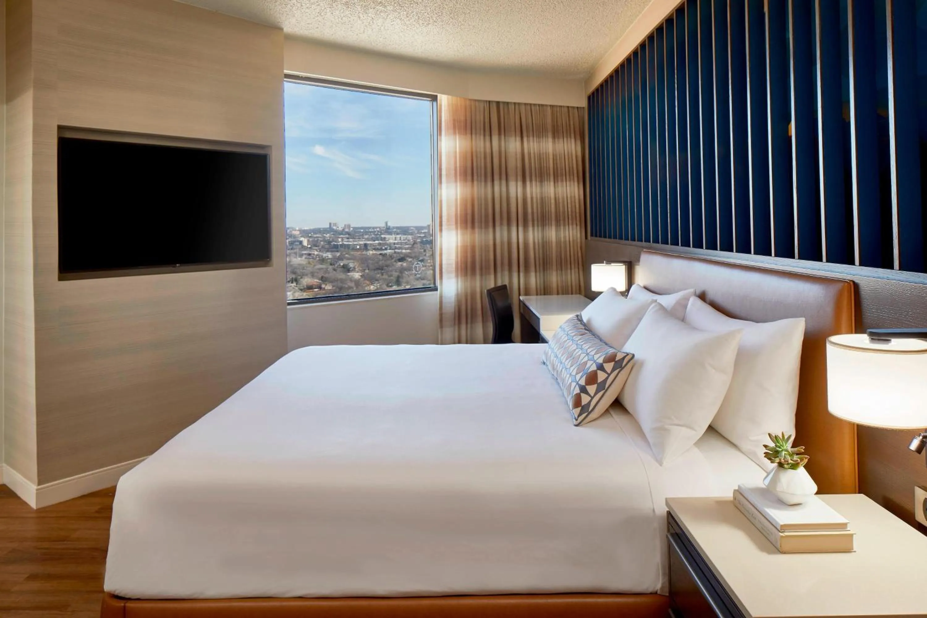 Photo of the whole room, Bed in Renaissance Dallas Hotel