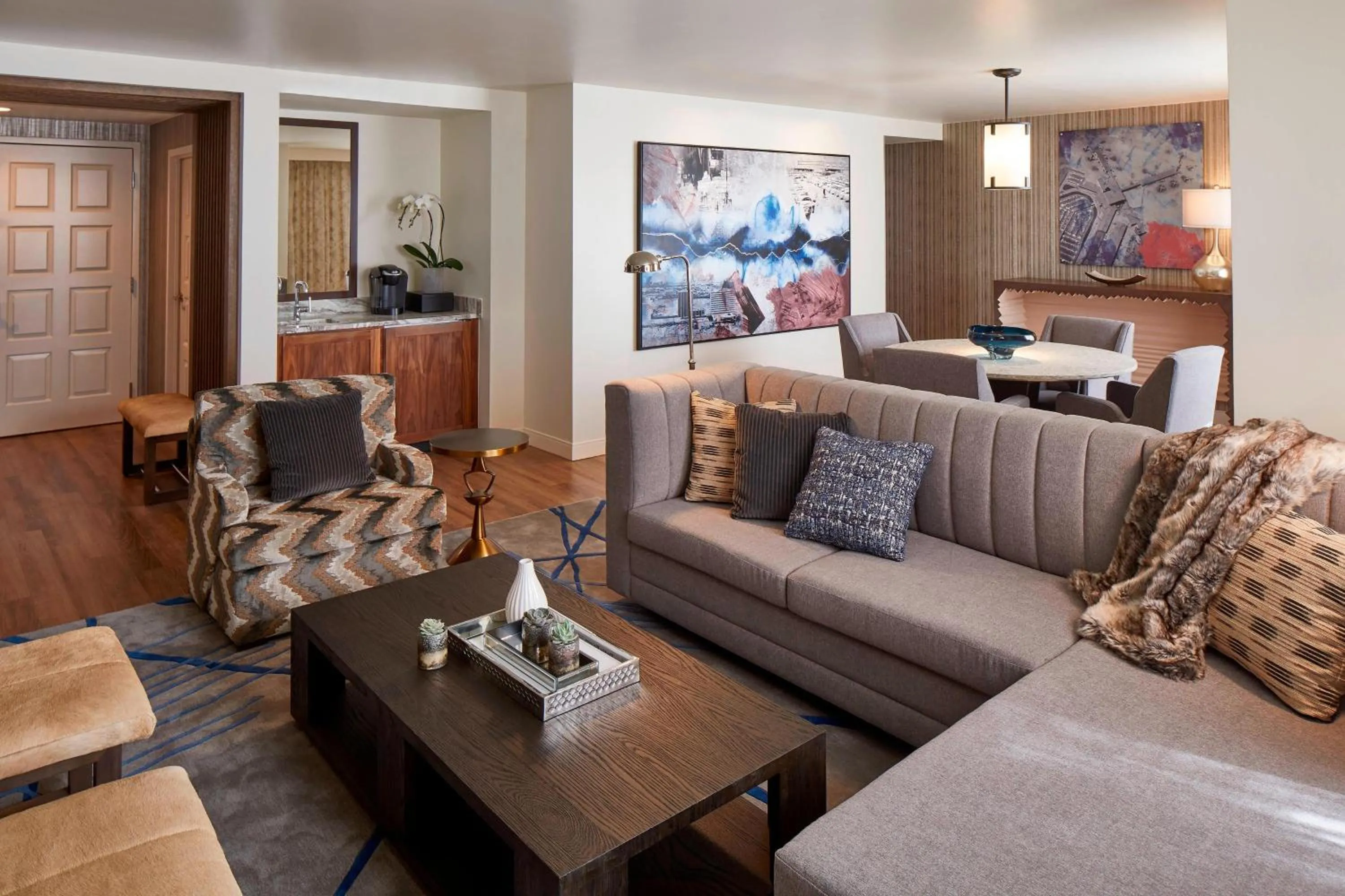 Living room in Renaissance Dallas Hotel