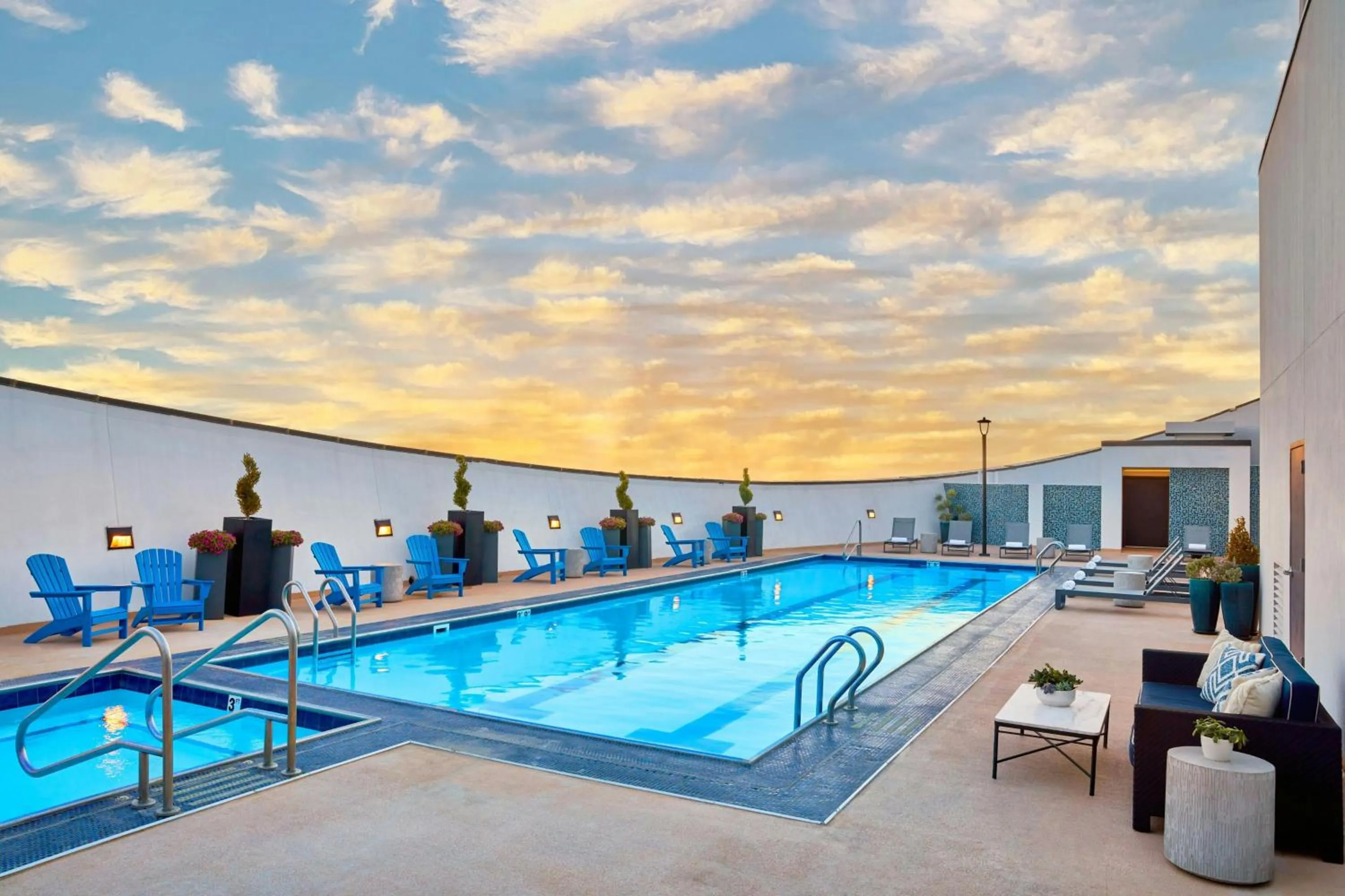 Swimming pool in Renaissance Dallas Hotel