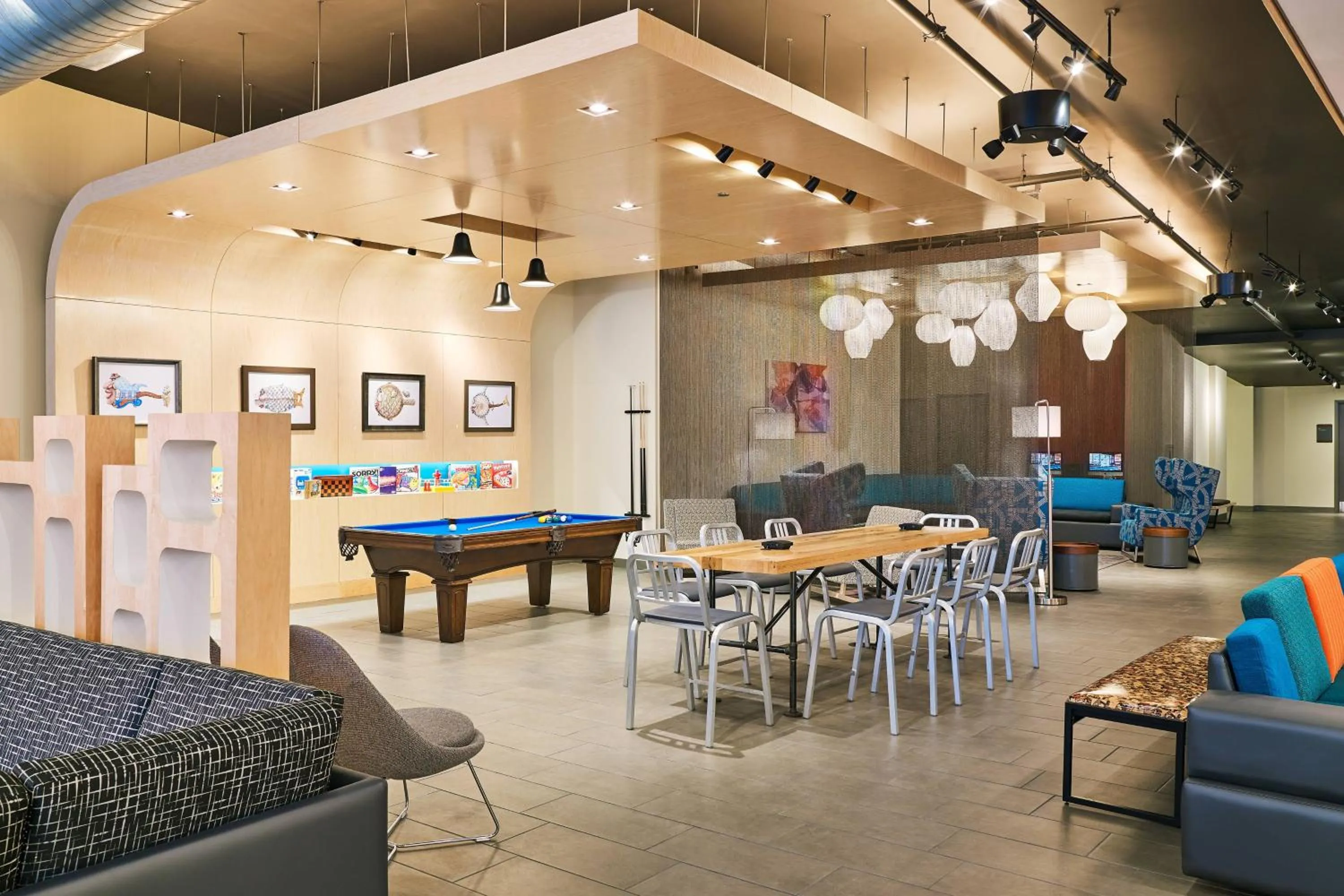 Lounge or bar in Aloft South Bend
