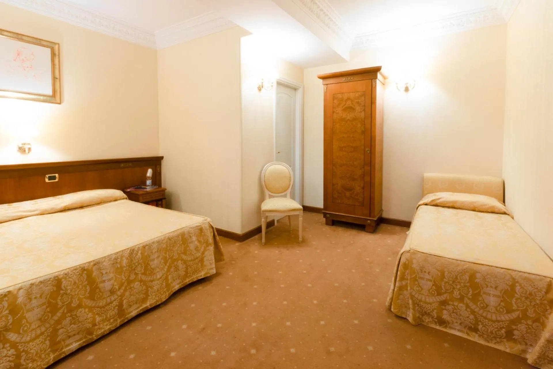 Photo of the whole room, Bed in Hosianum Palace