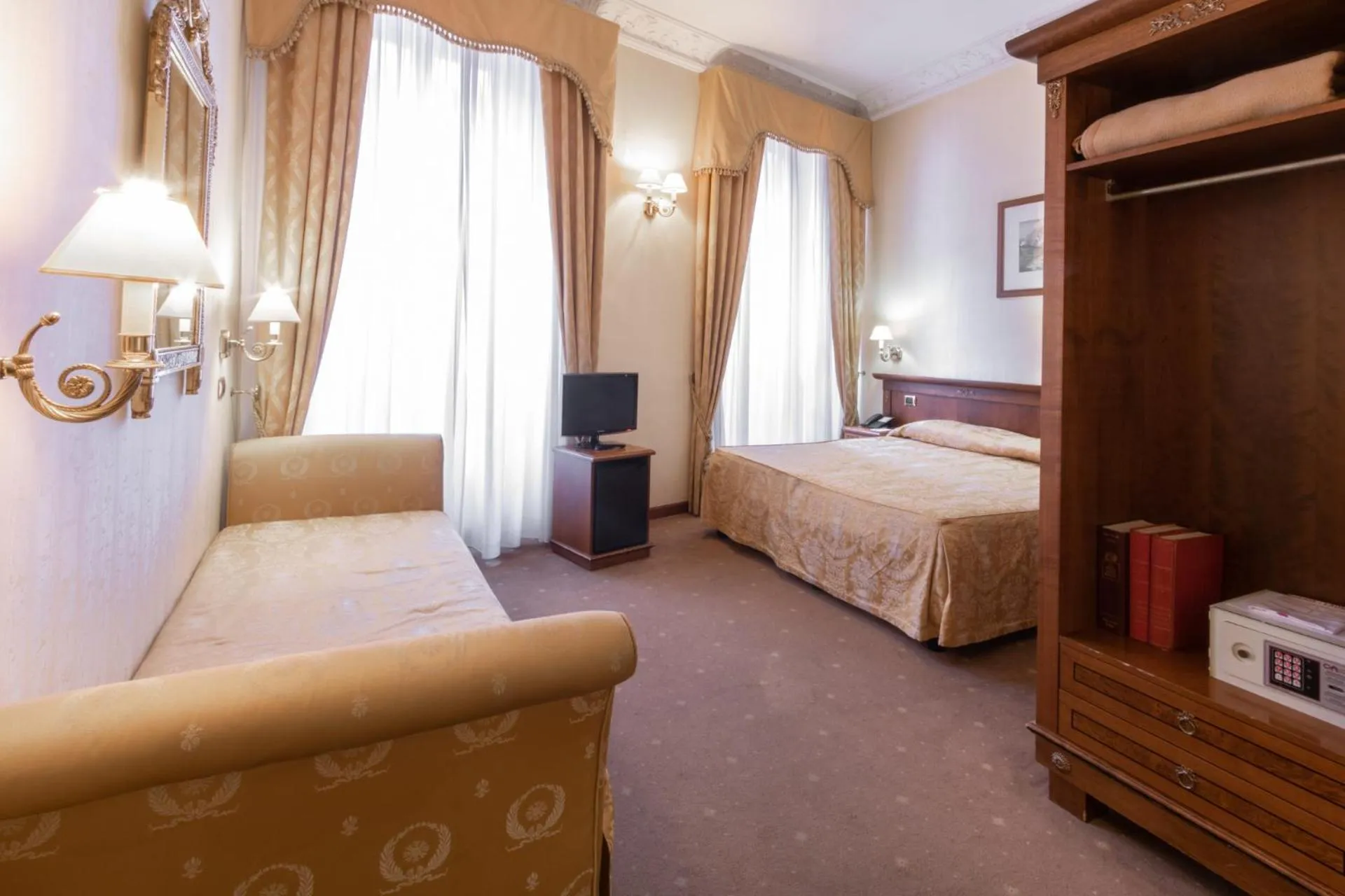 Photo of the whole room, Bed in Hosianum Palace